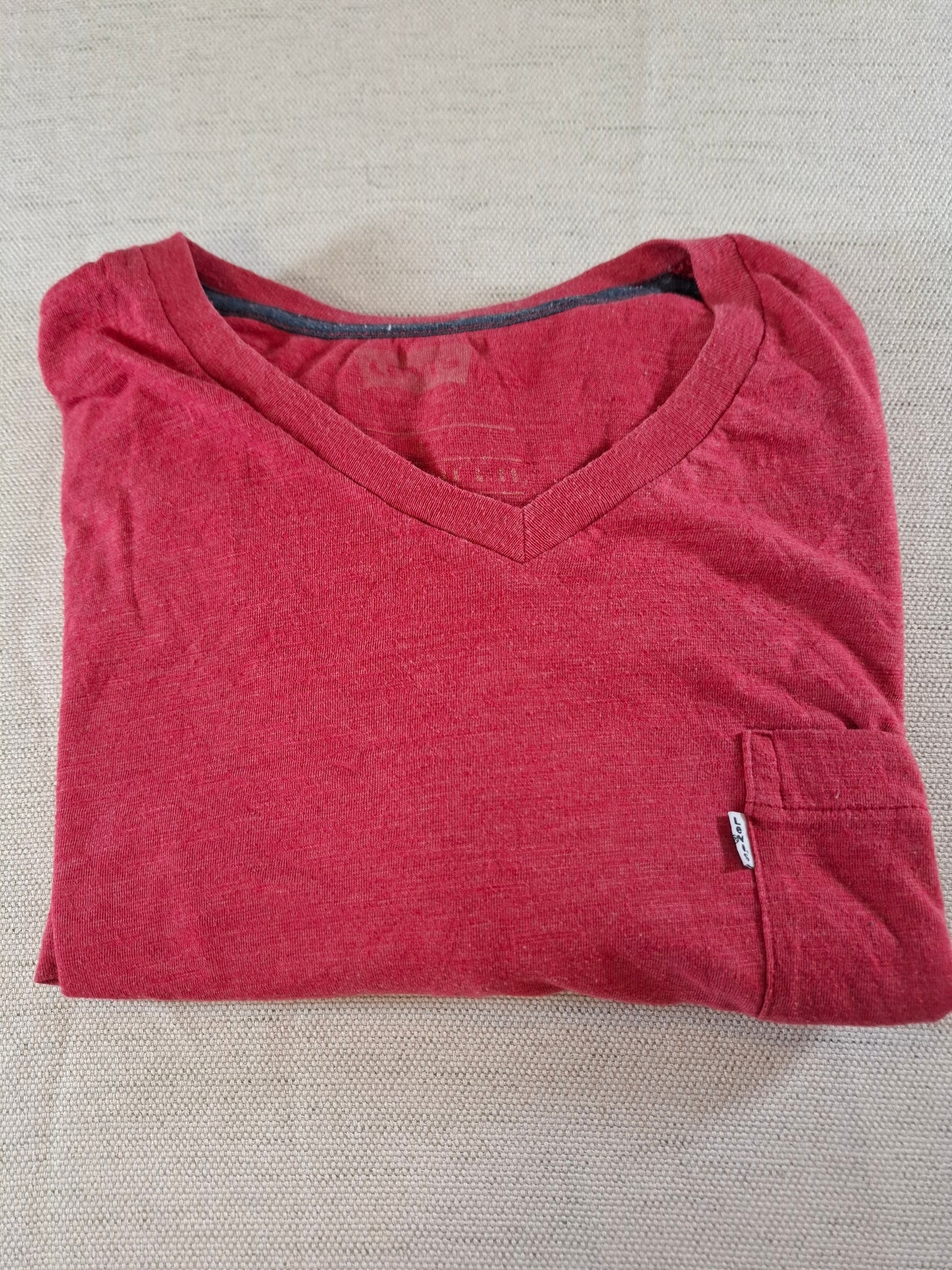 001142 Levi's T-shirt size L Red