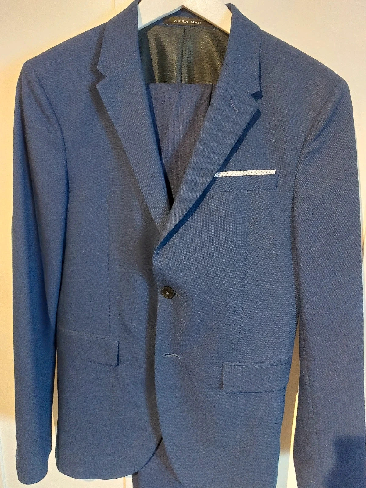 Blauw kostuum Zara. Blazer maat 48, broek maat 38.