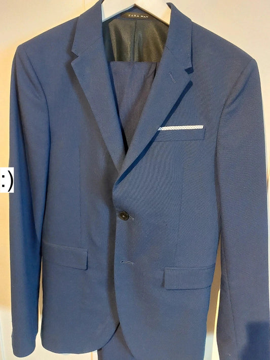 Blauw kostuum Zara. Blazer maat 48, broek maat 38.