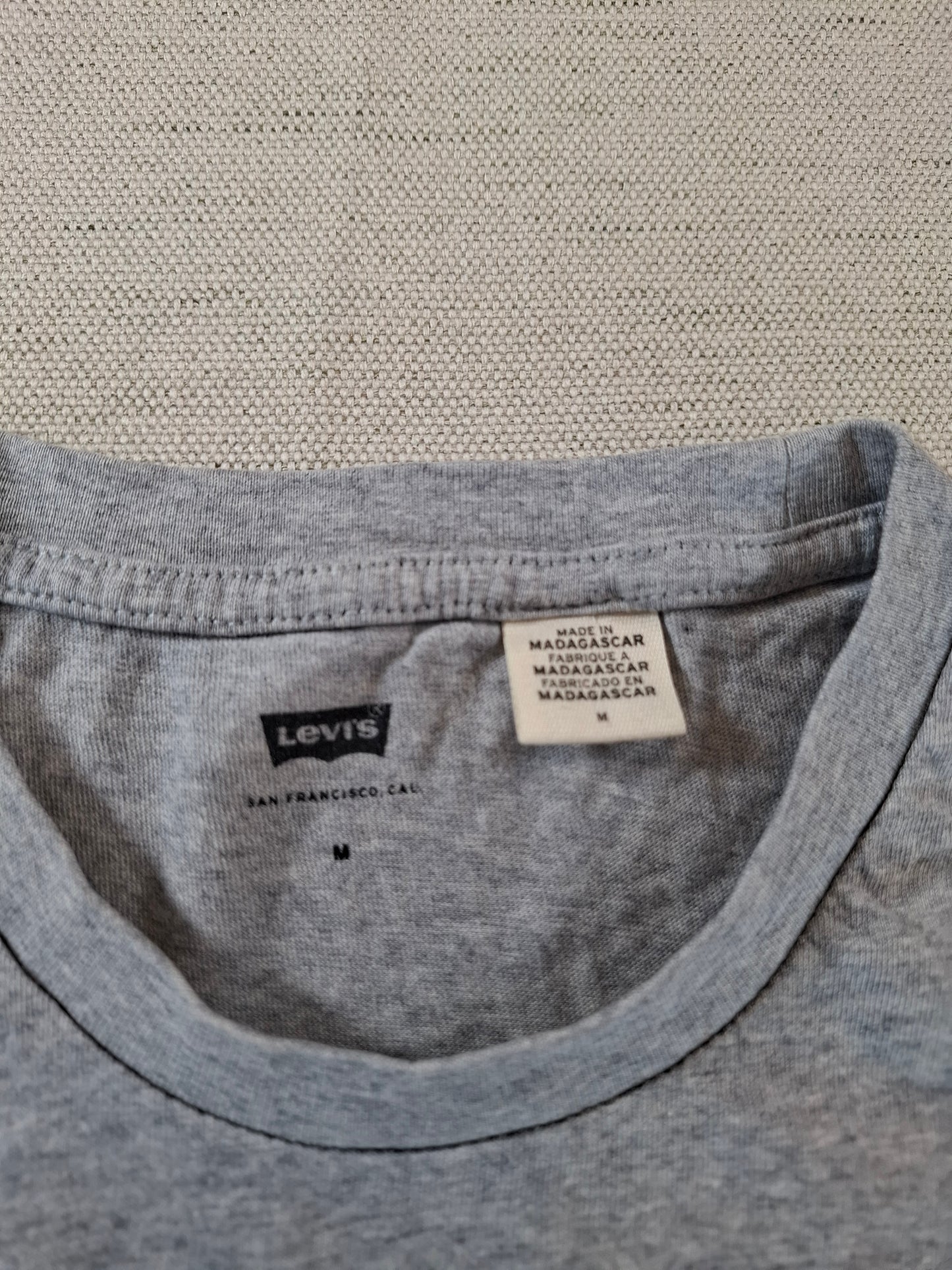 001196 Levi's t-shirt size M Grey