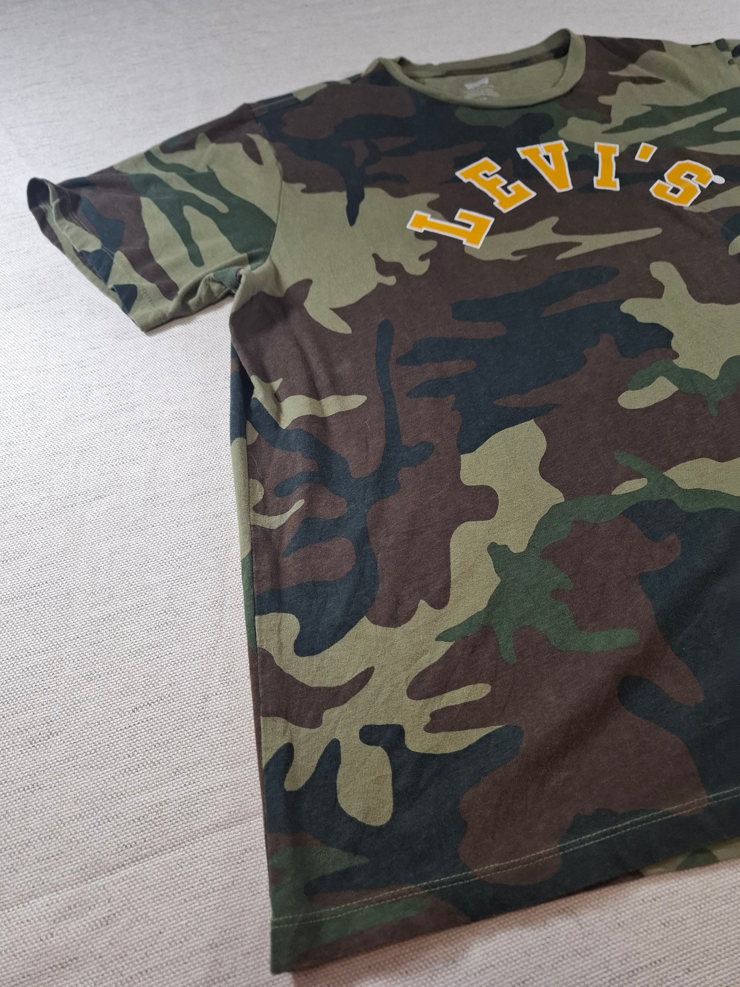 001199 Levi's t-shirt size L Cammo