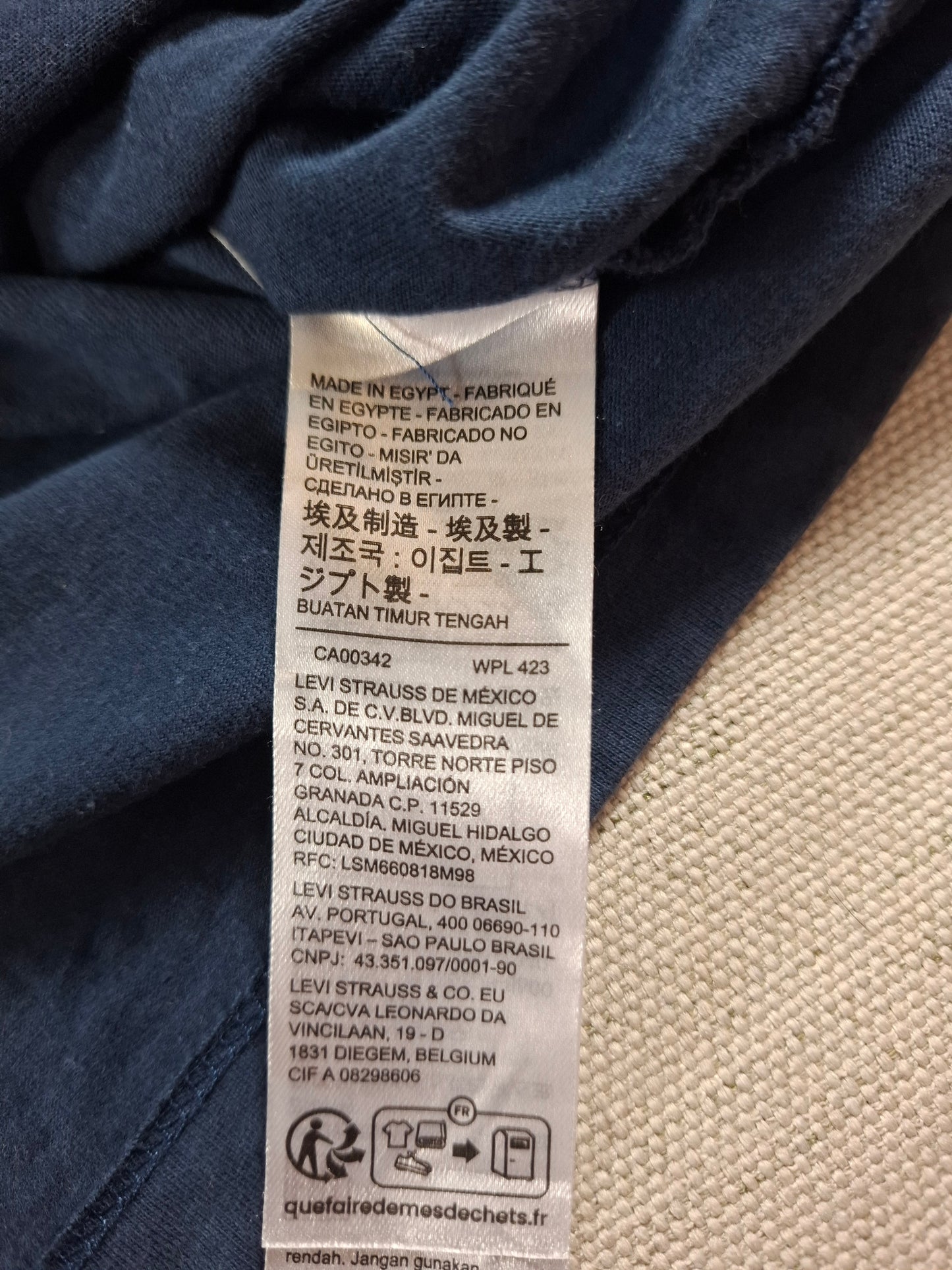 001200 Levi's t-shirt size L Blue/ Red