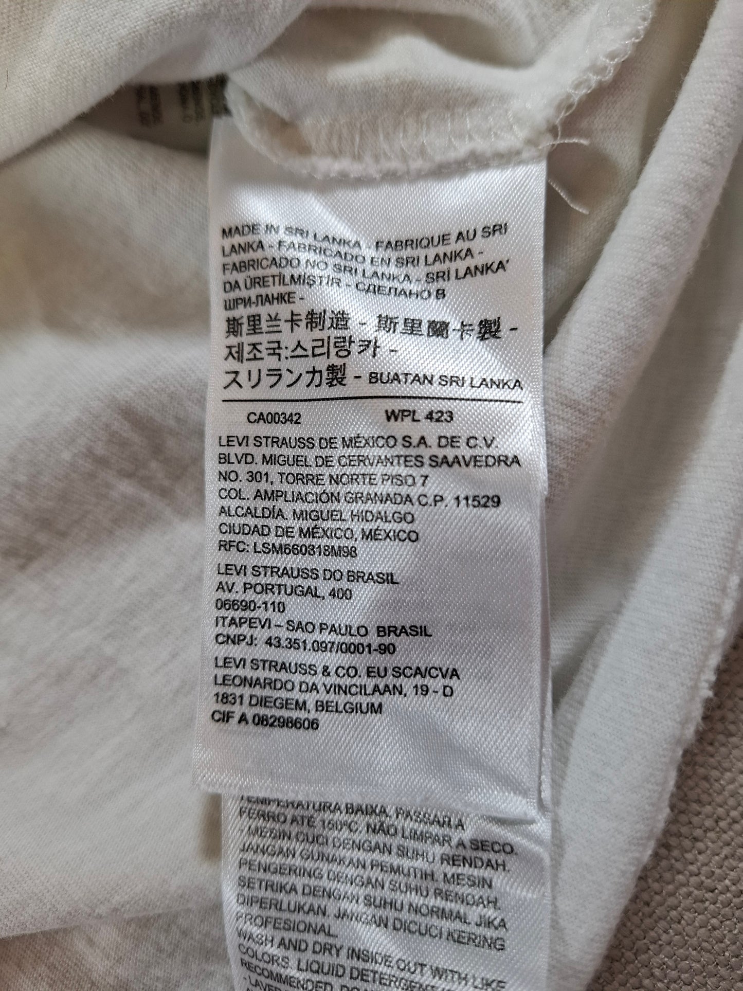 001201 Levi's t-shirt size M White