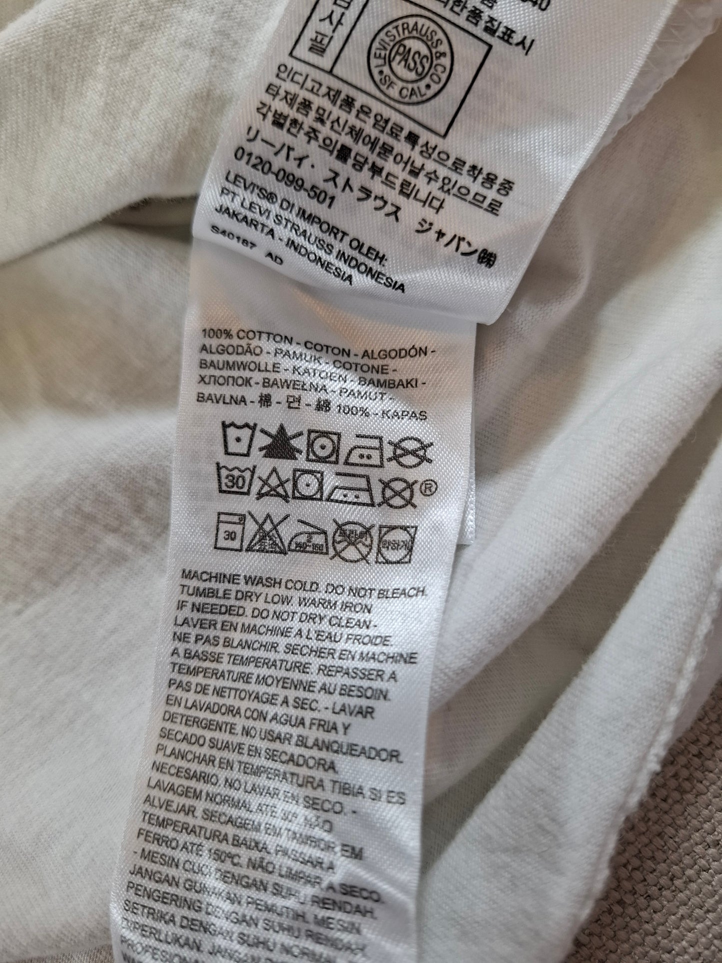 001201 Levi's t-shirt size M White