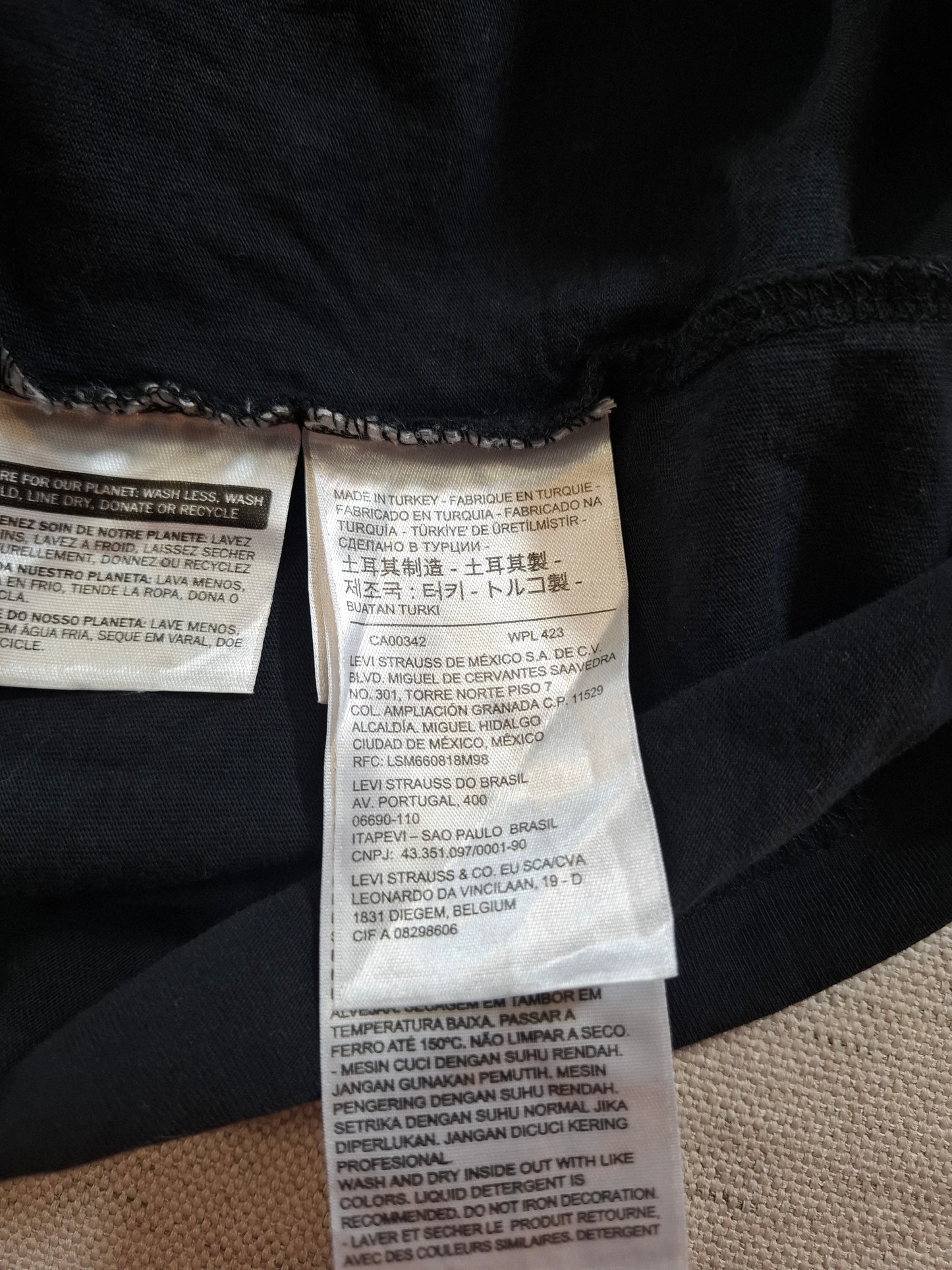 001204 Levi's t-shirt size L Black
