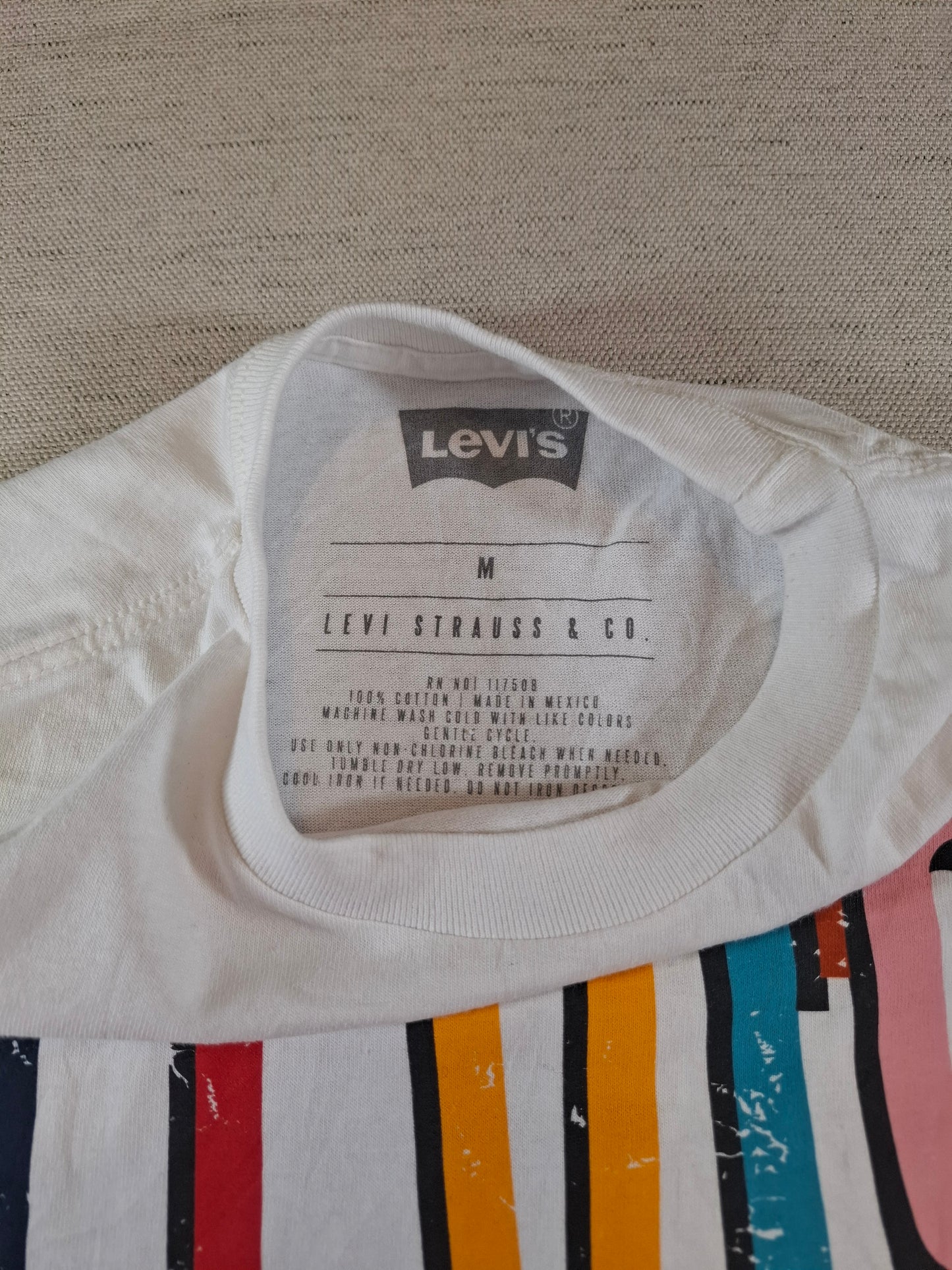 001205 Levi's t-shirt size M White
