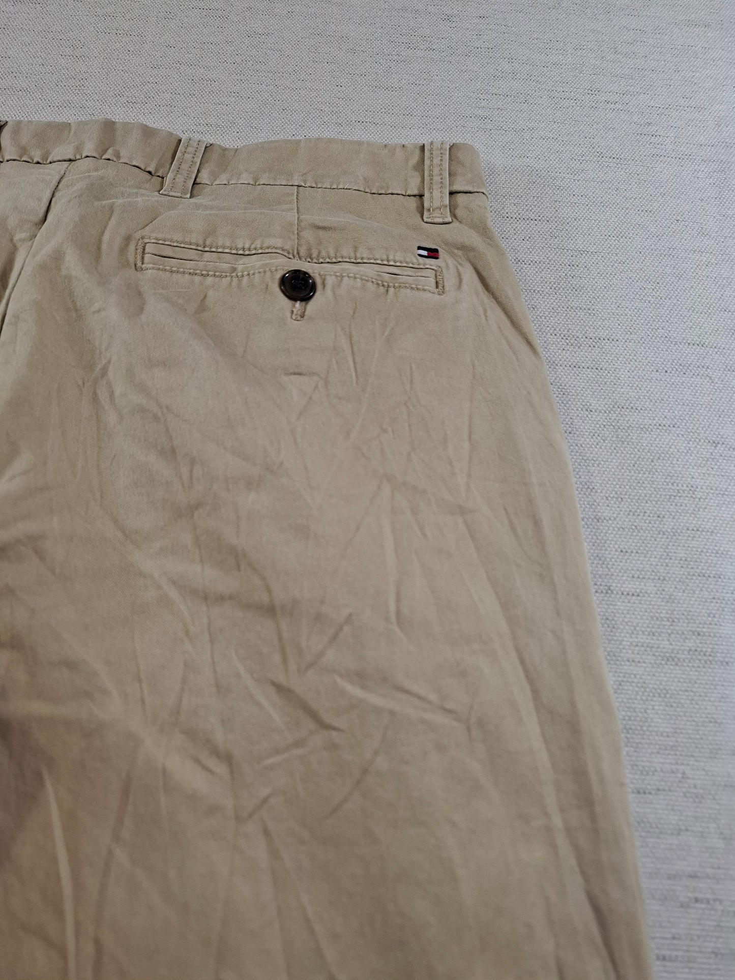 001211 Tommy Hilfiger Chino size 32/30 Khaki