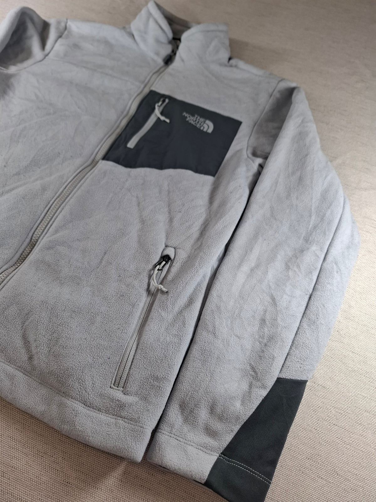 001555 – The North Face Fleece Jacket – Grey, Size Men's S