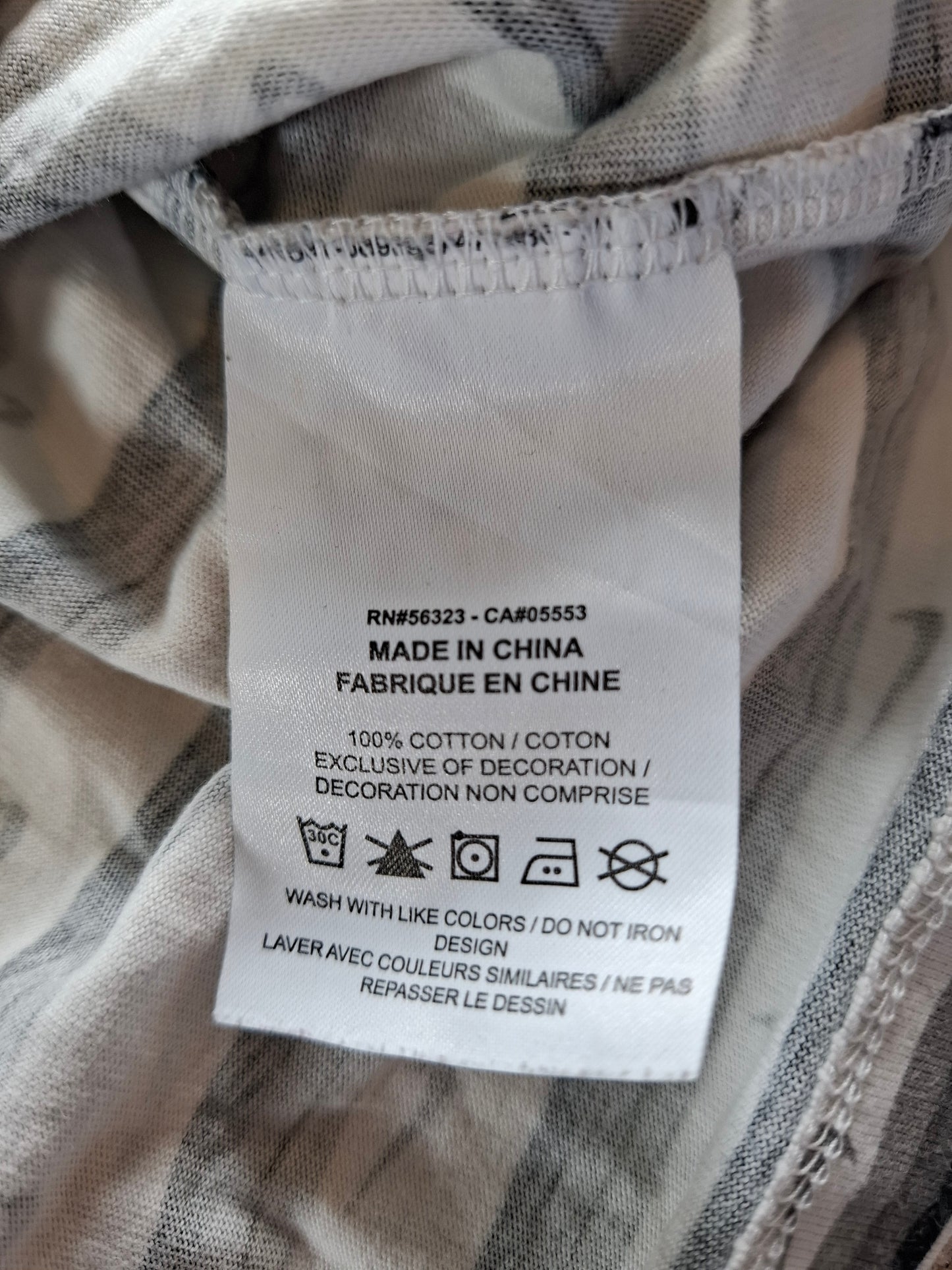 001132 Nike T-shirt size L Grey/ Black/ White + swoosh all over the shirt.