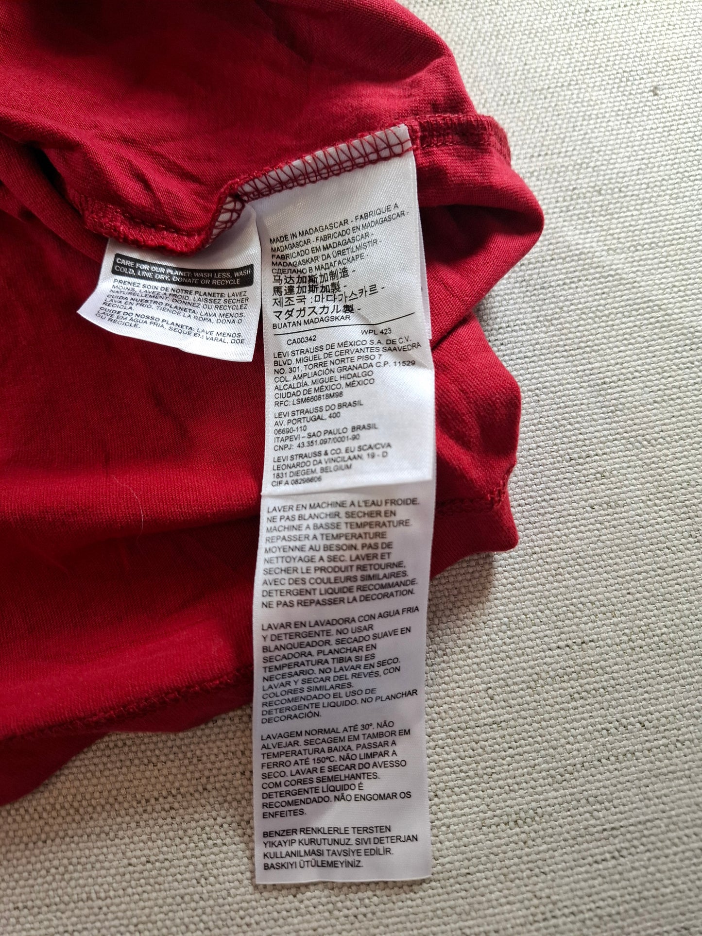 001133 Levi's T-shirt size XL Red