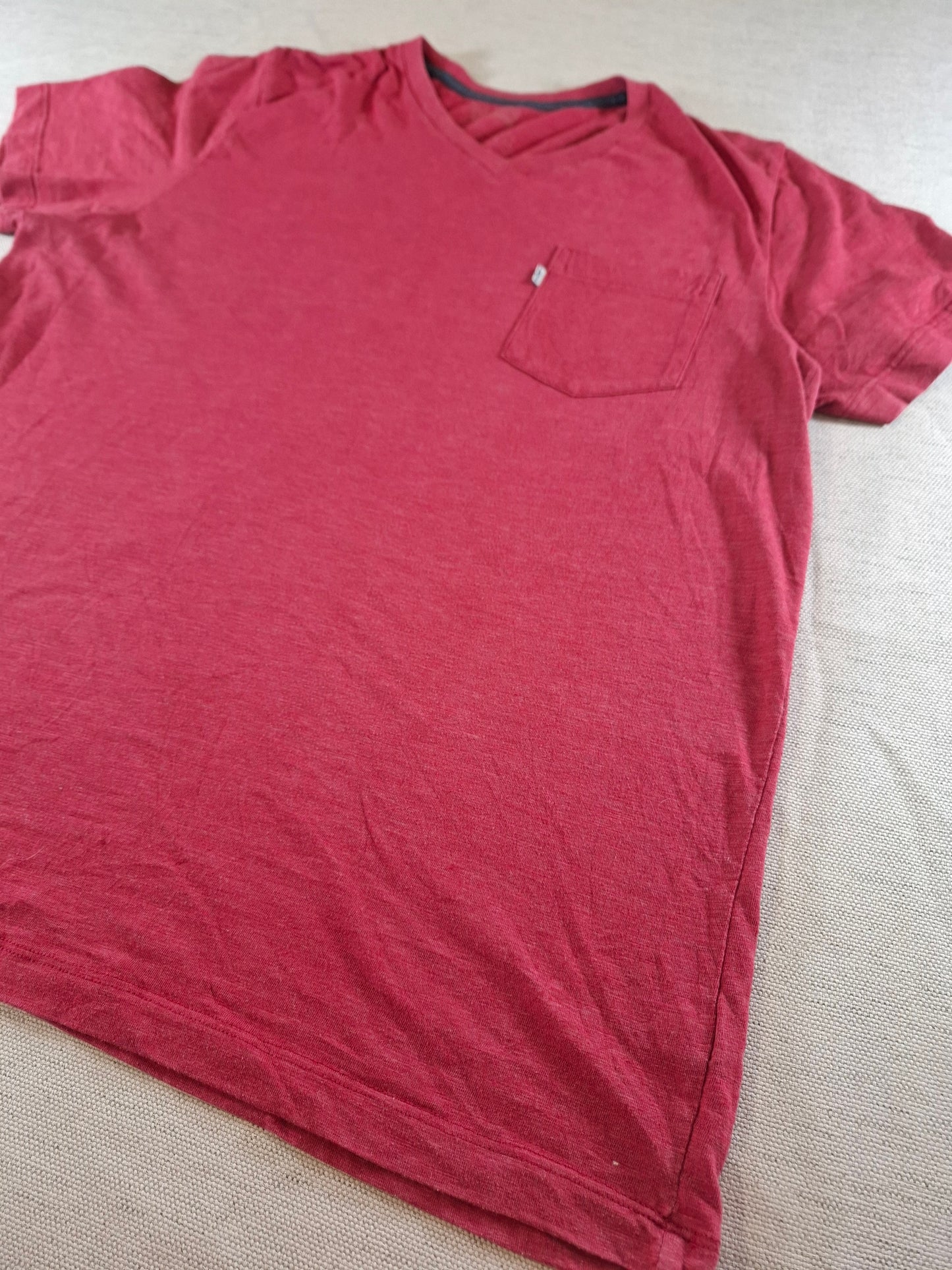 001142 Levi's T-shirt size L Red
