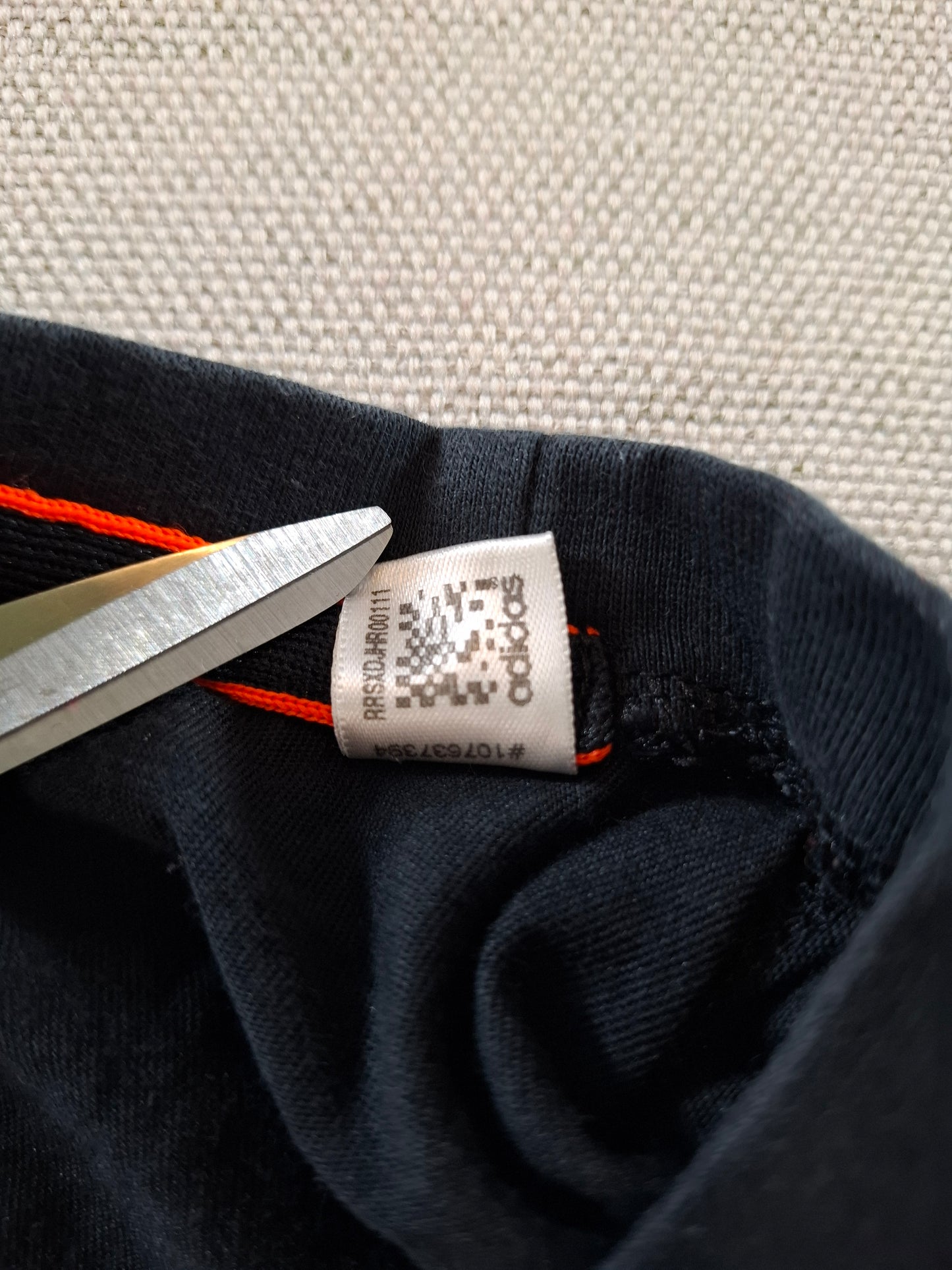 000946 Adidas T-shirt size XL Black