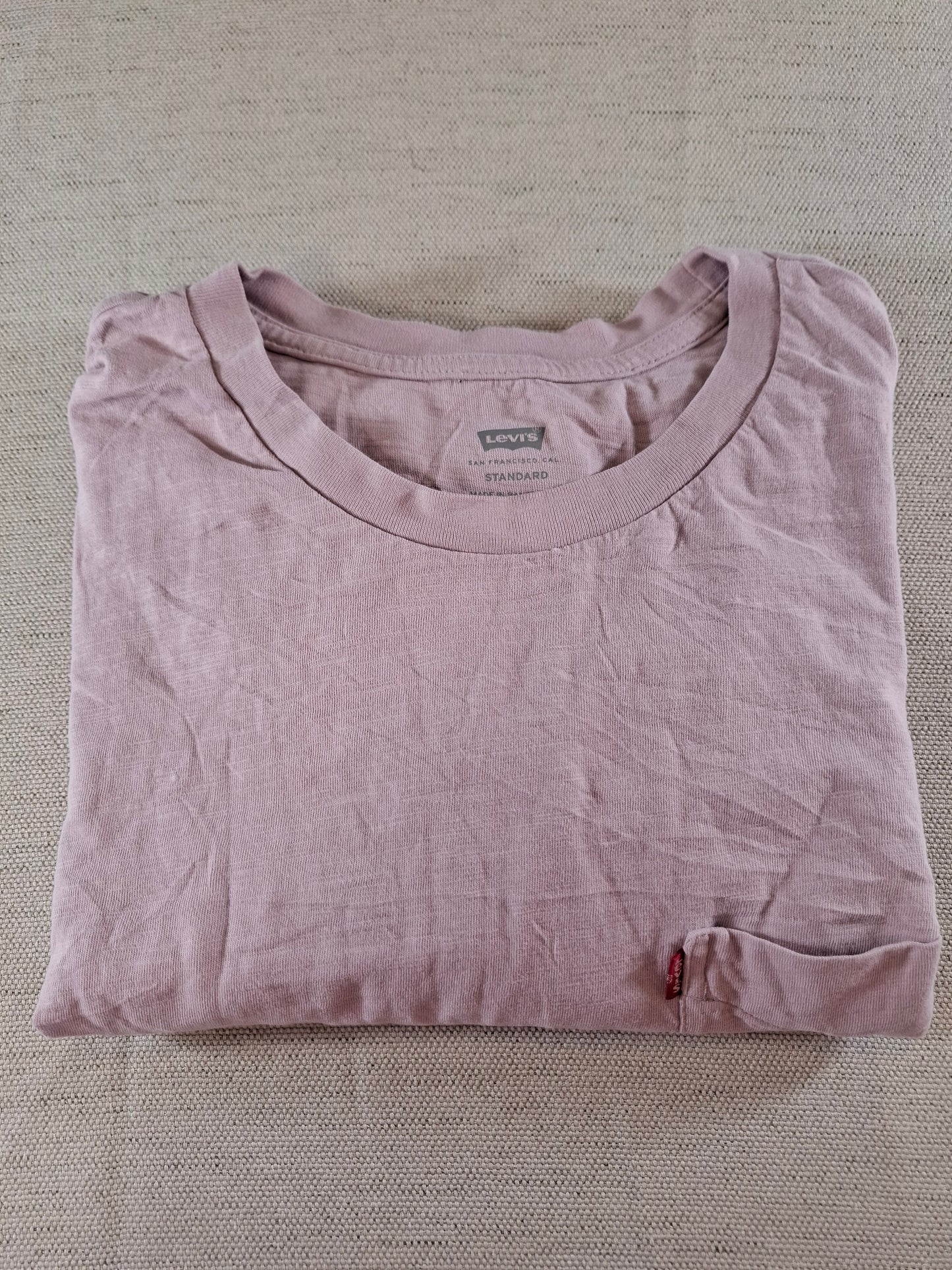 001139 Levi's T-shirt size L Lila