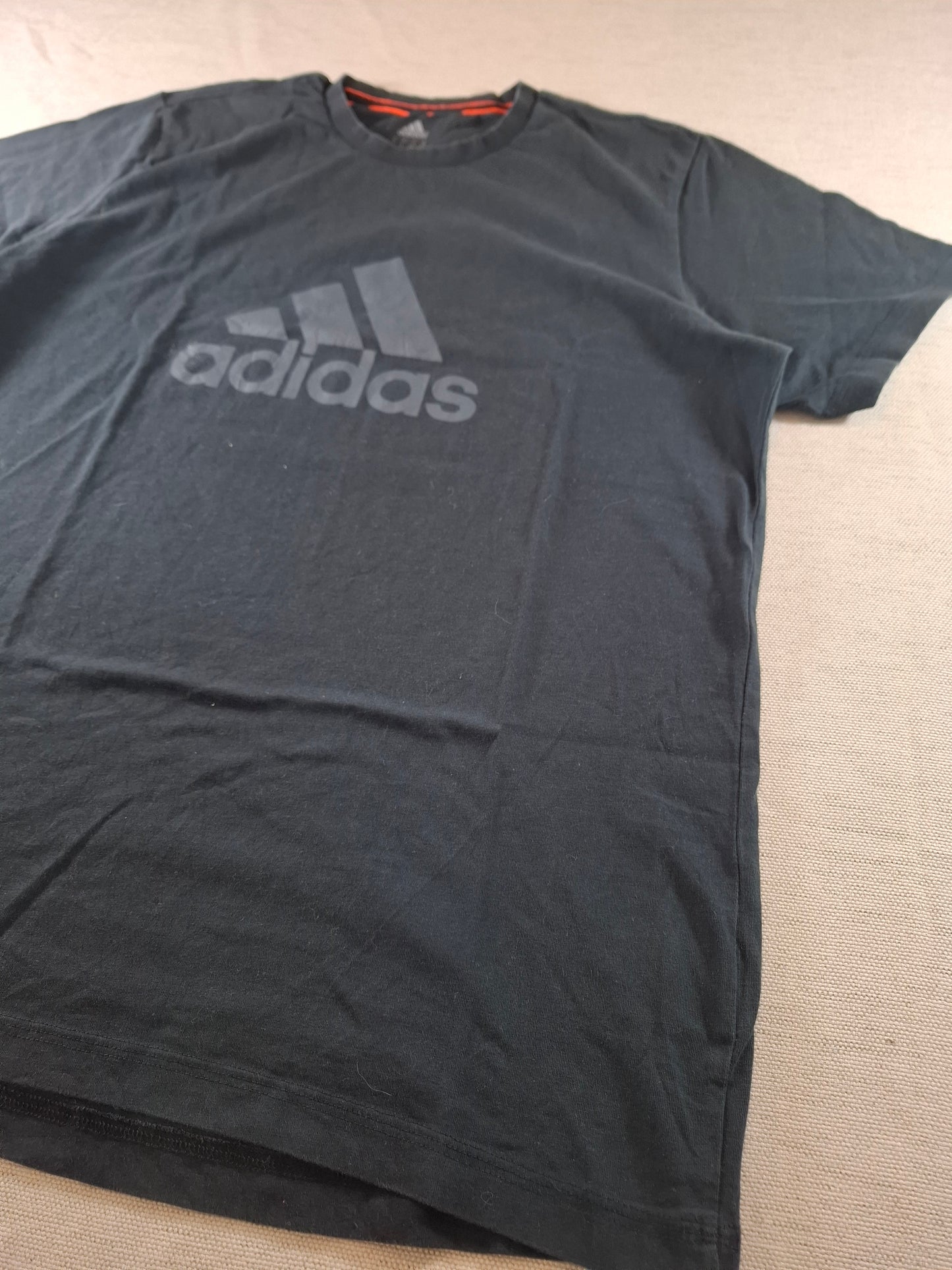 000946 Adidas T-shirt size XL Black
