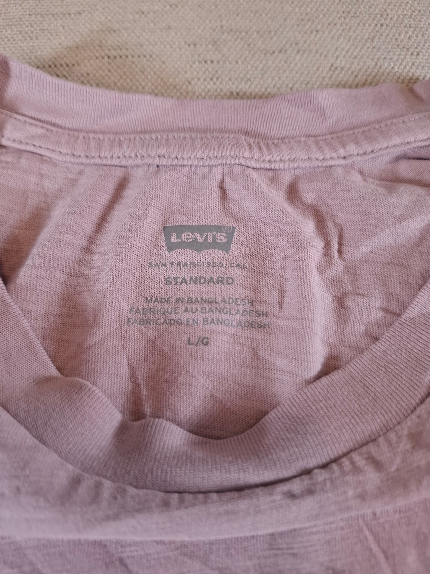 001139 Levi's T-shirt size L Lila