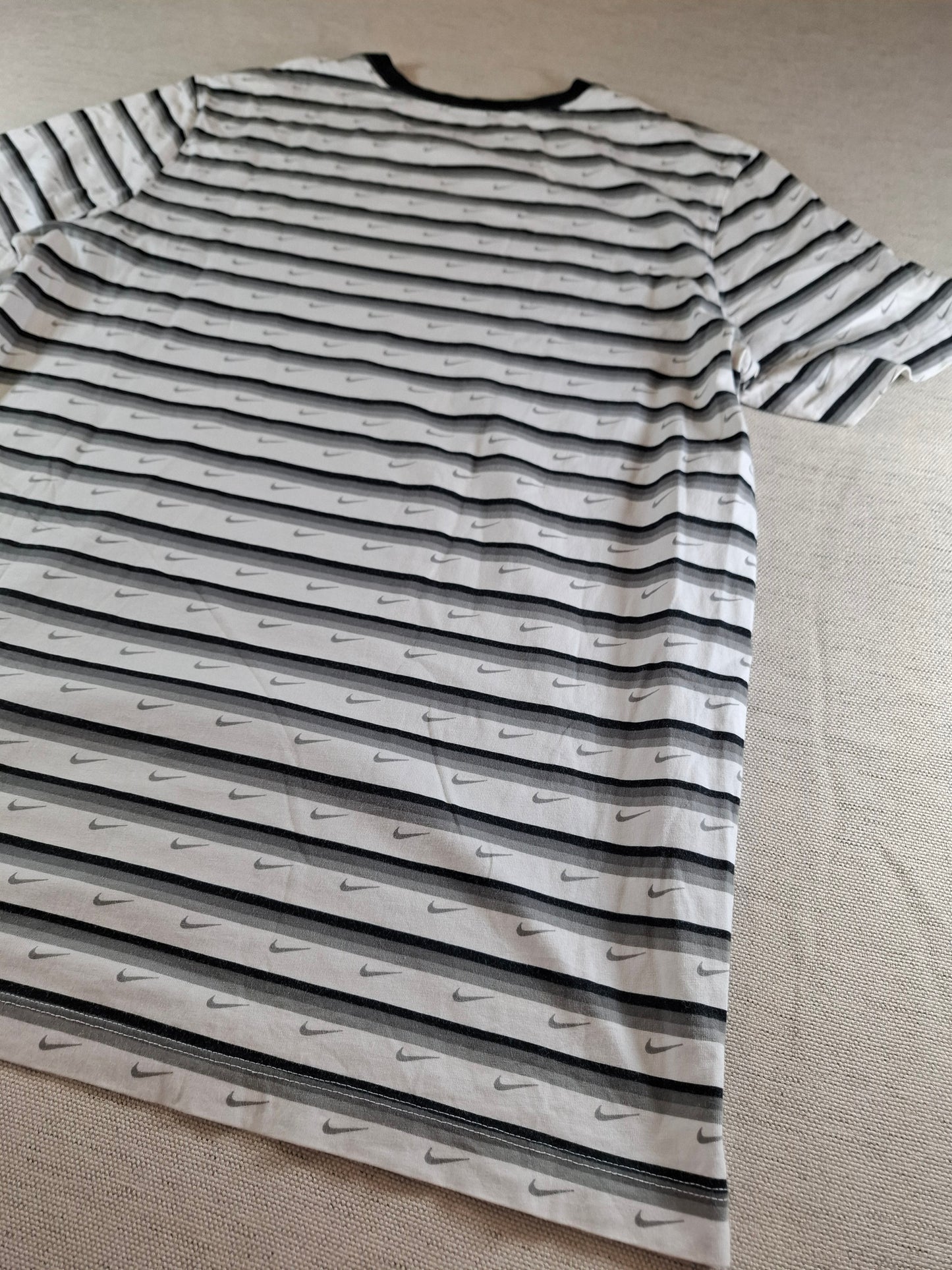 001132 Nike T-shirt size L Grey/ Black/ White + swoosh all over the shirt.