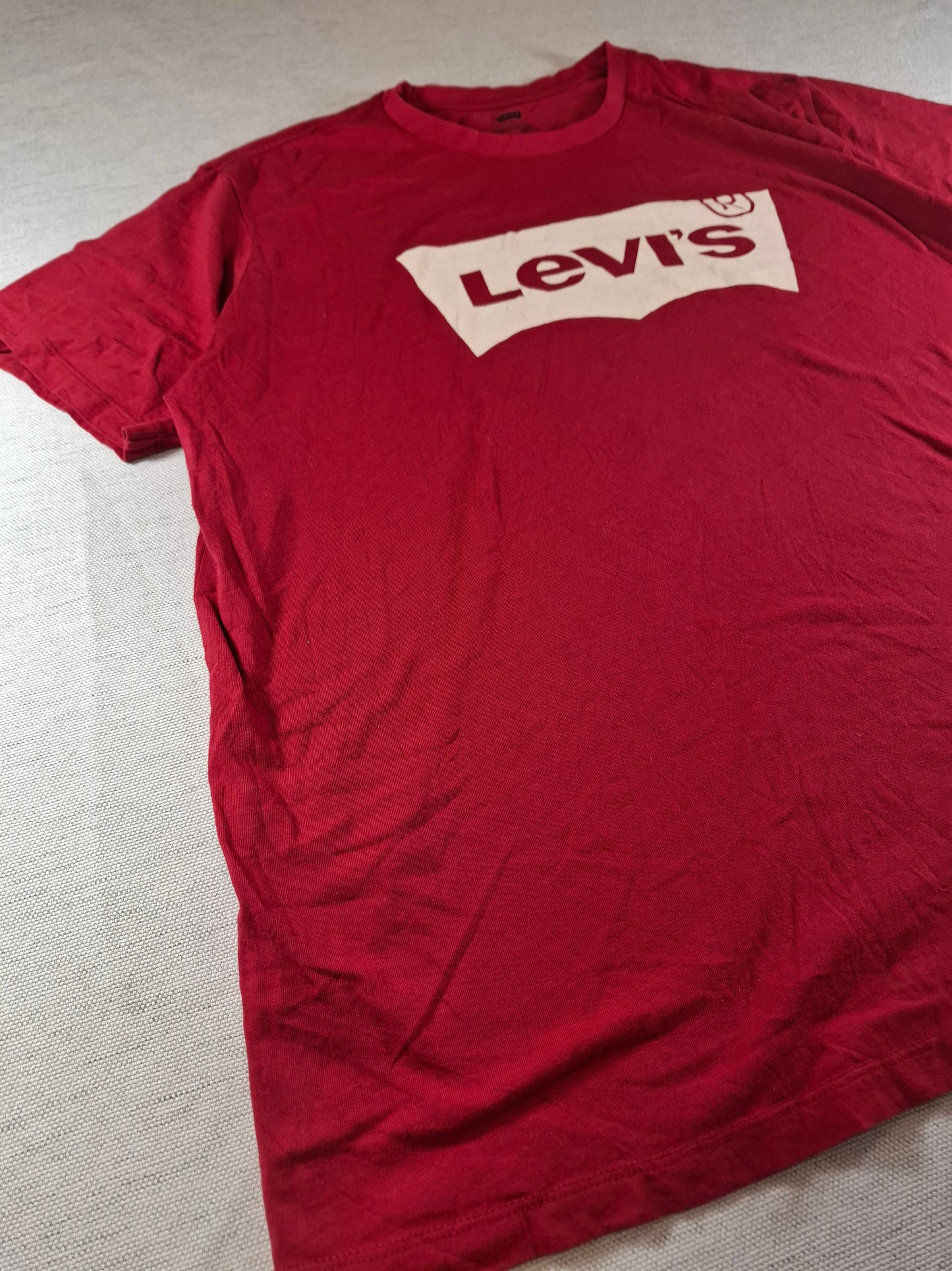 001133 Levi's T-shirt size XL Red