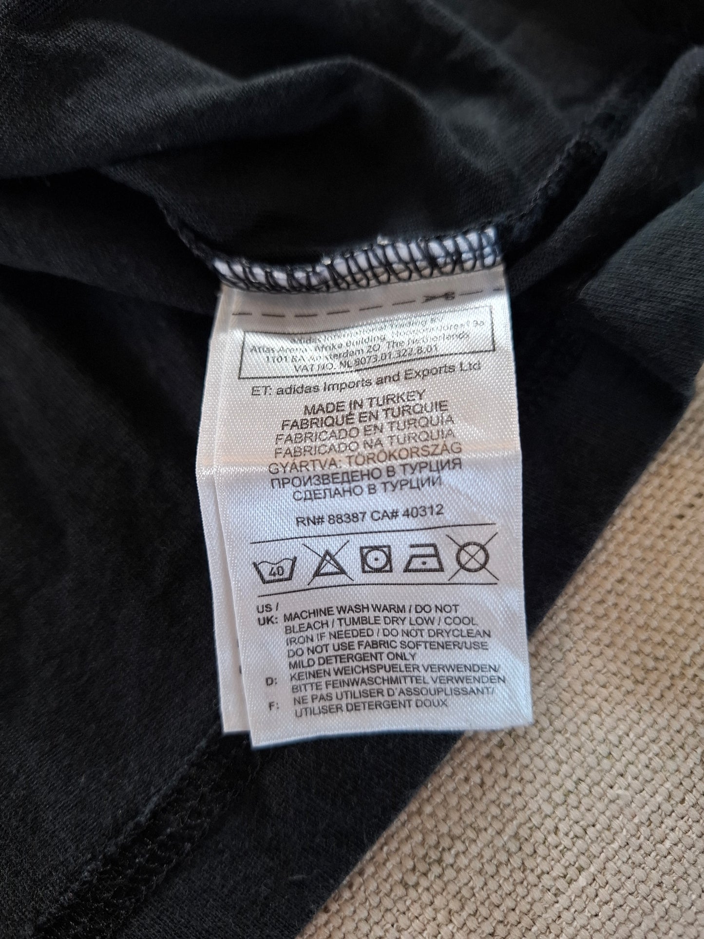 000946 Adidas T-shirt size XL Black