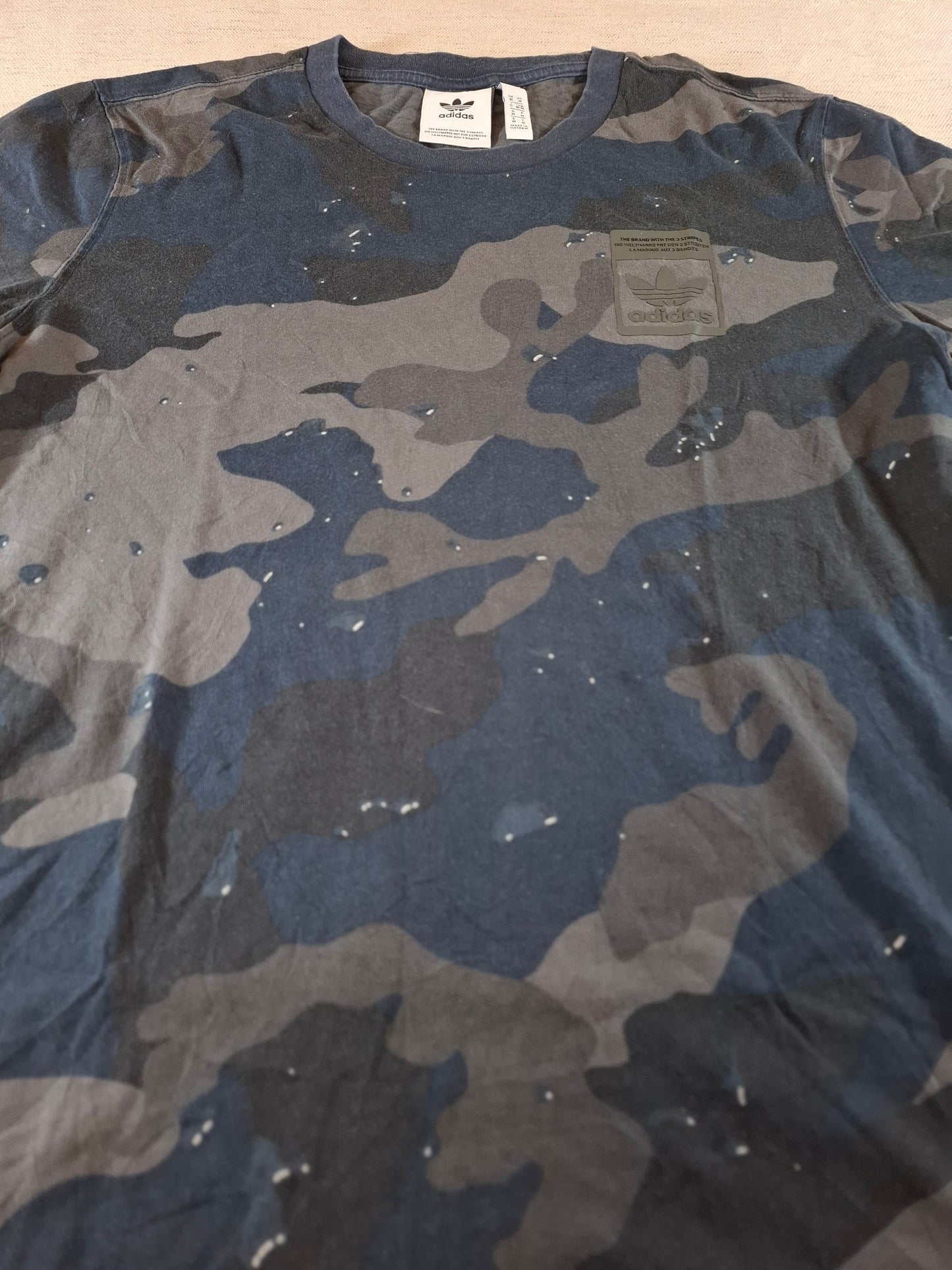 000122 – Adidas T-Shirt – Camo, Size M