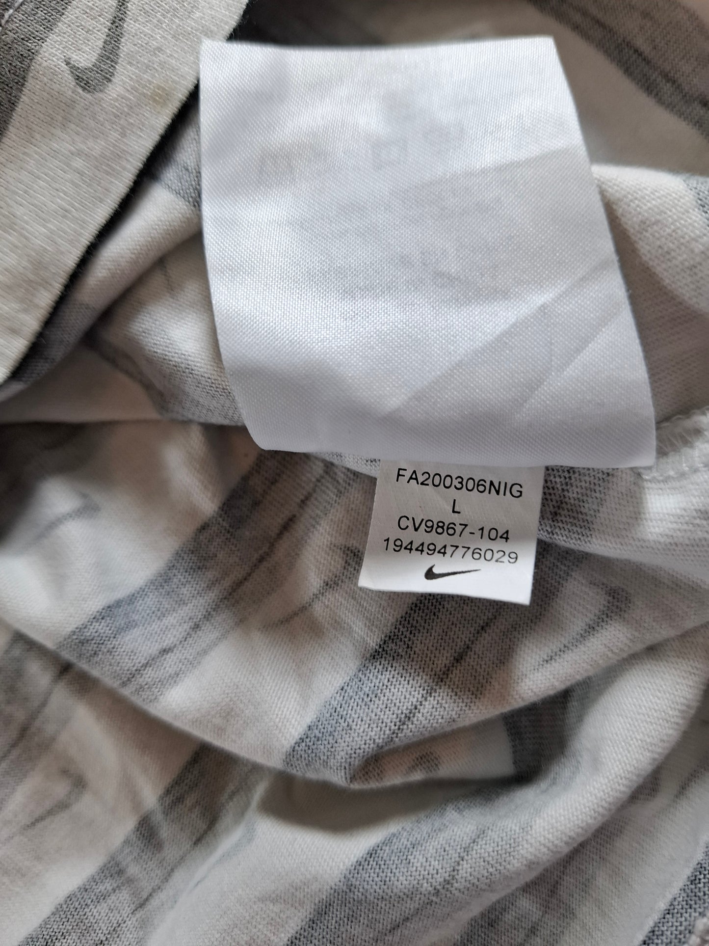 001132 Nike T-shirt size L Grey/ Black/ White + swoosh all over the shirt.