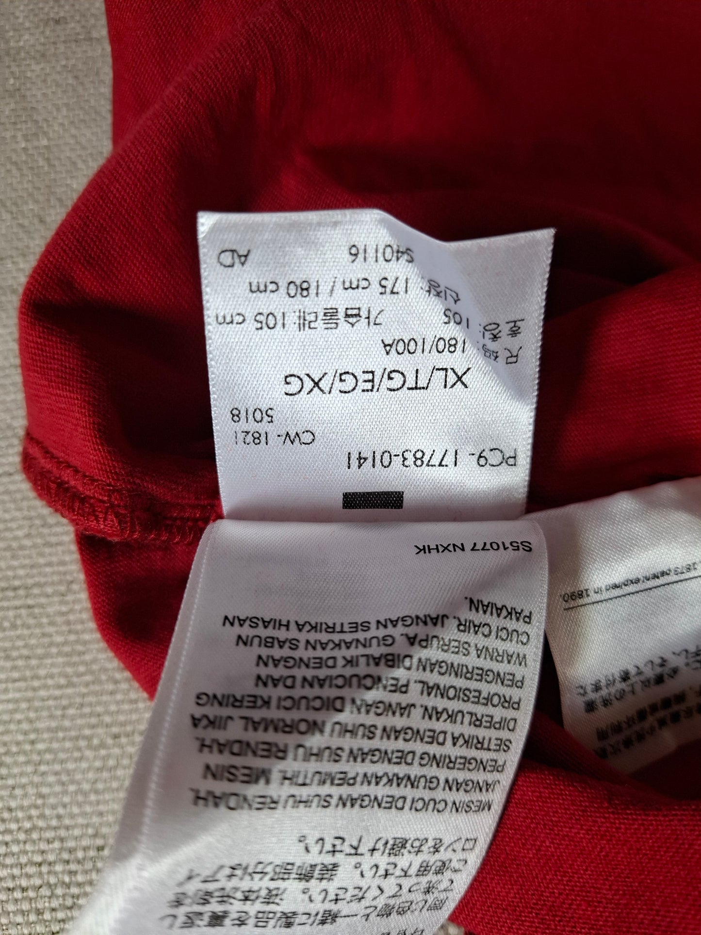 001133 Levi's T-shirt size XL Red