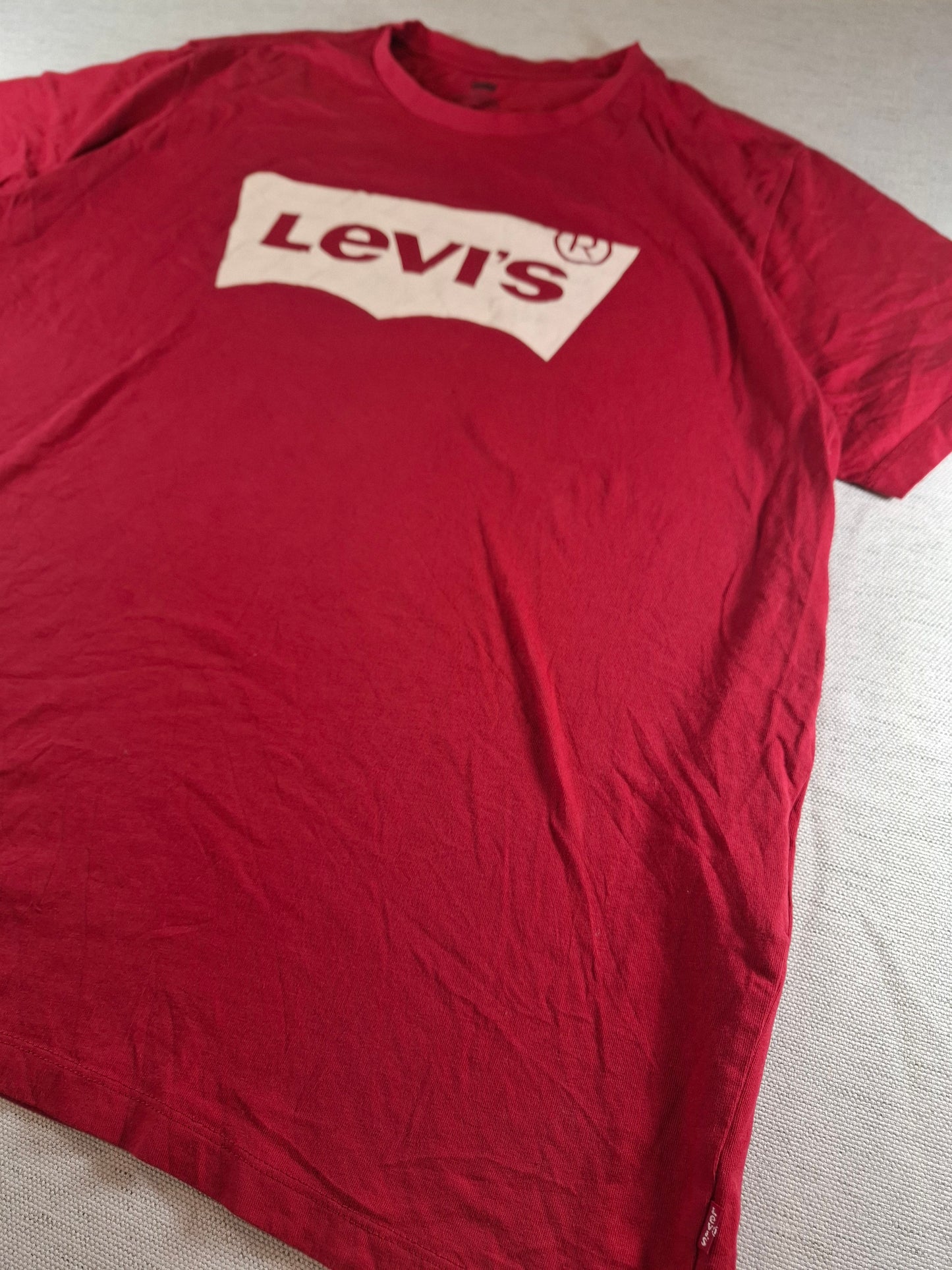 001133 Levi's T-shirt size XL Red