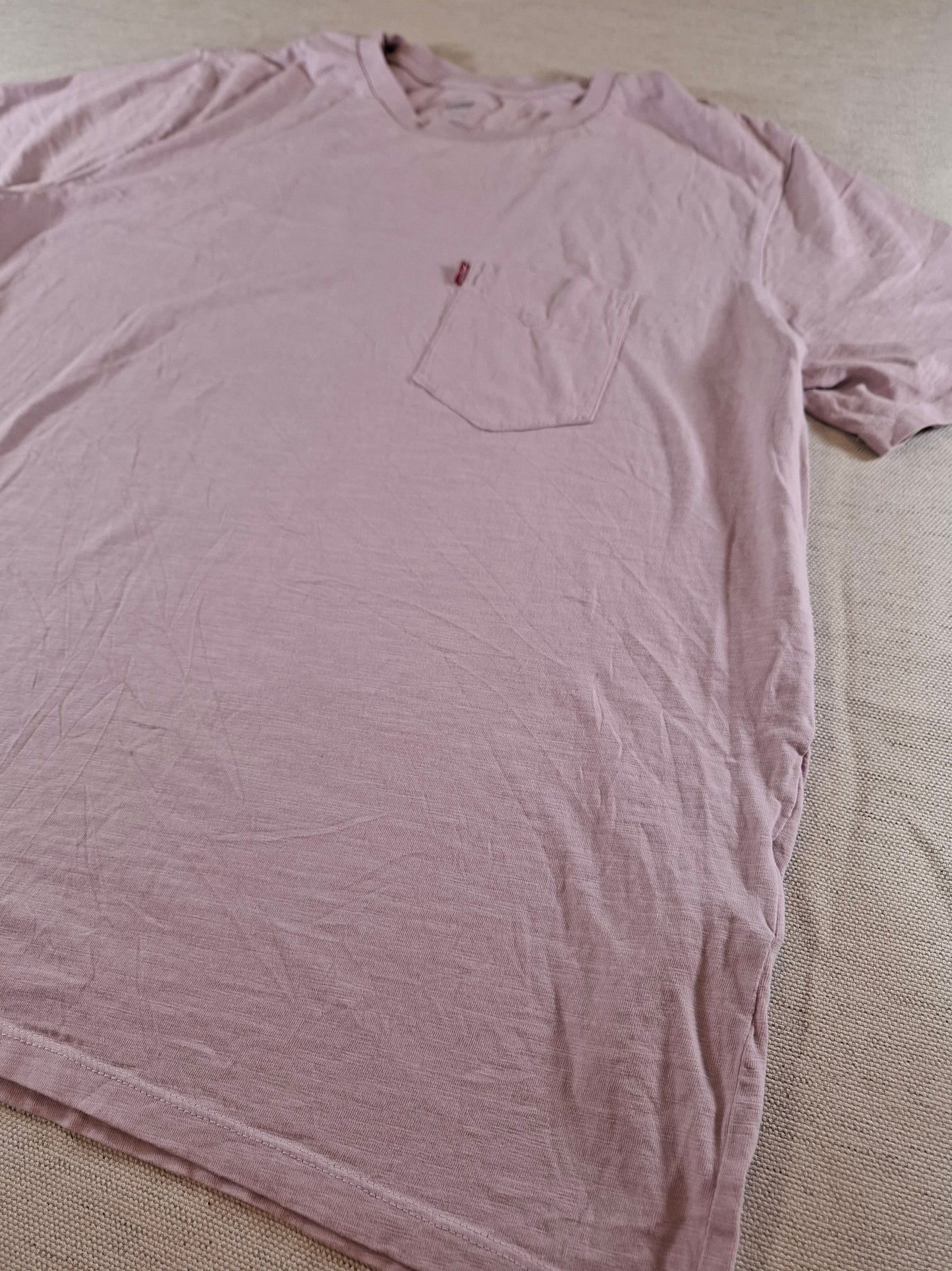 001139 Levi's T-shirt size L Lila