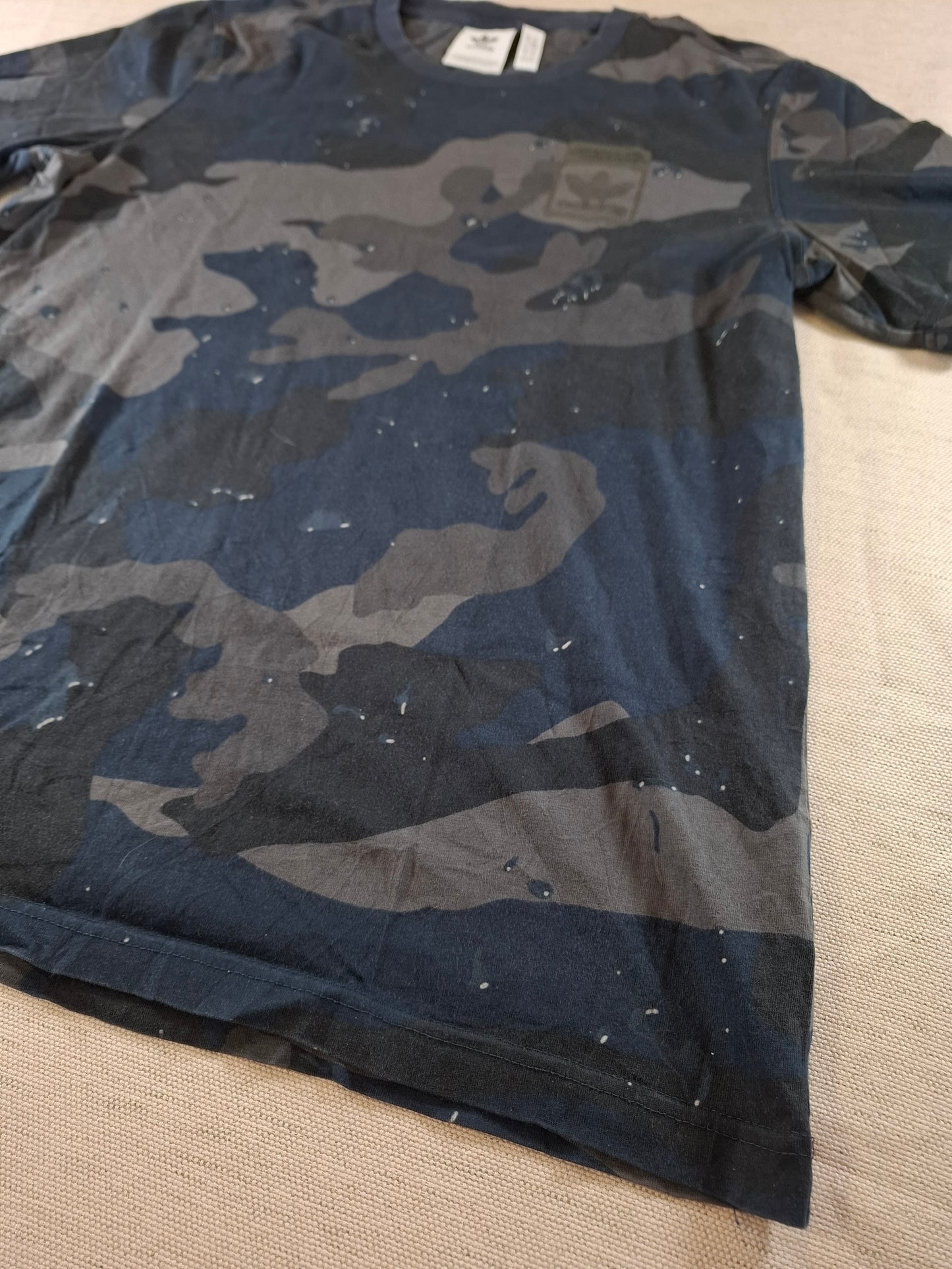 000122 – Adidas T-Shirt – Camo, Size M