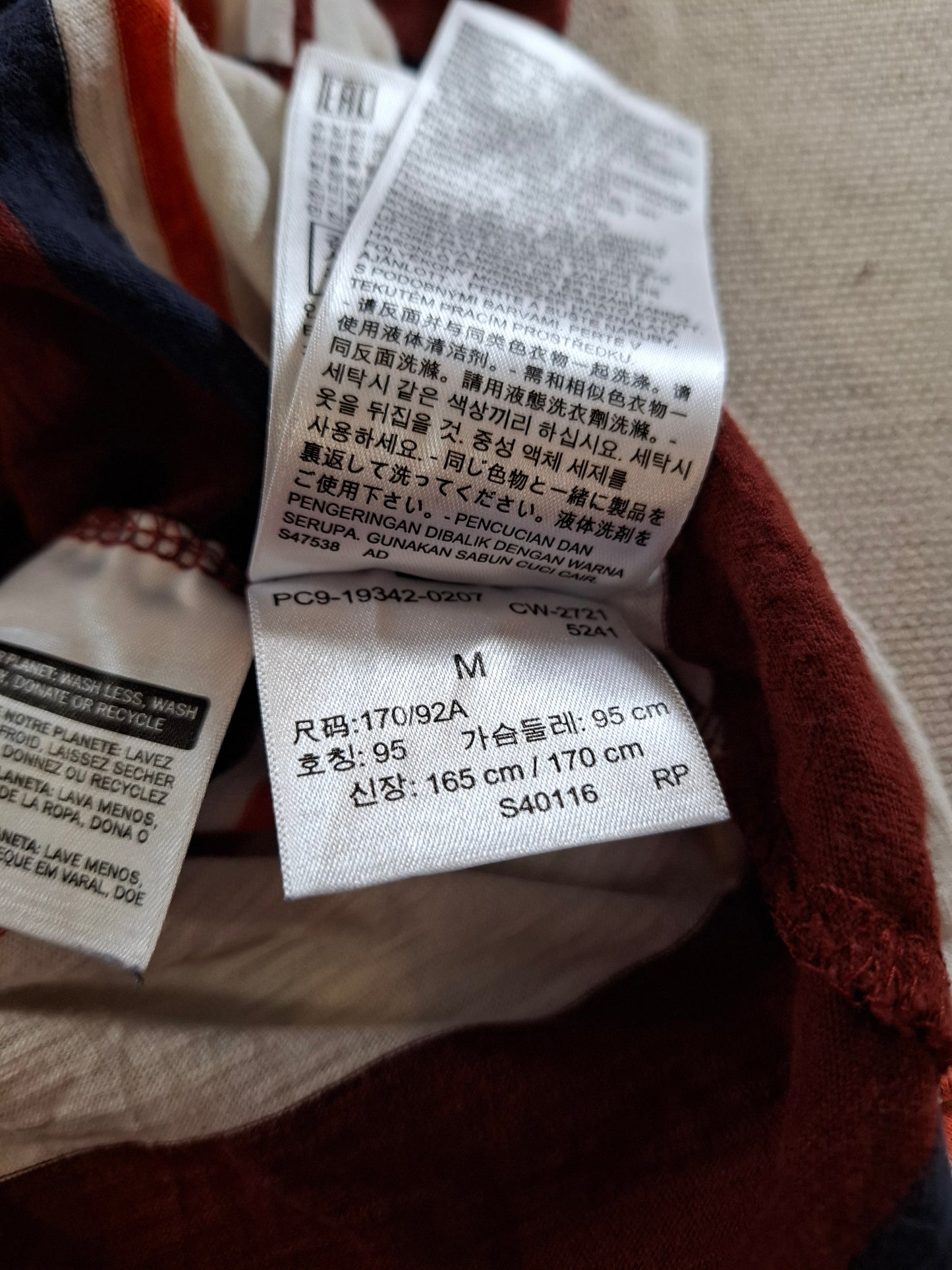 001138 Levi's T-shirt size M Burgundy/ White/ Blue/ Orange striped