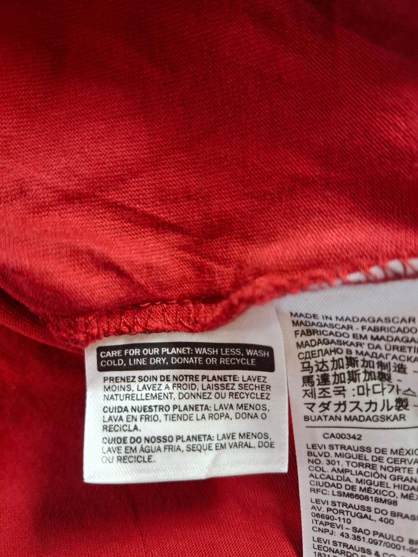 001133 Levi's T-shirt size XL Red