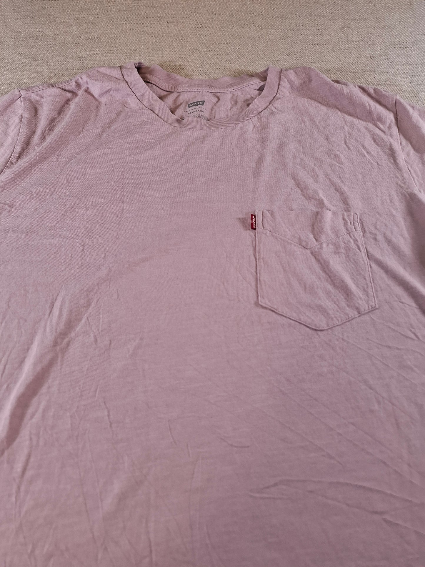 001139 Levi's T-shirt size L Lila
