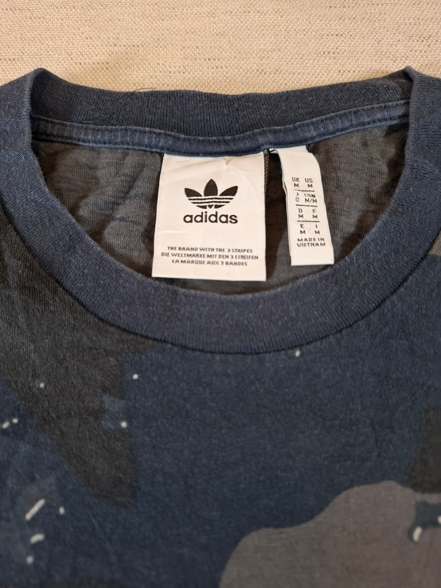 000122 – Adidas T-Shirt – Camo, Size M