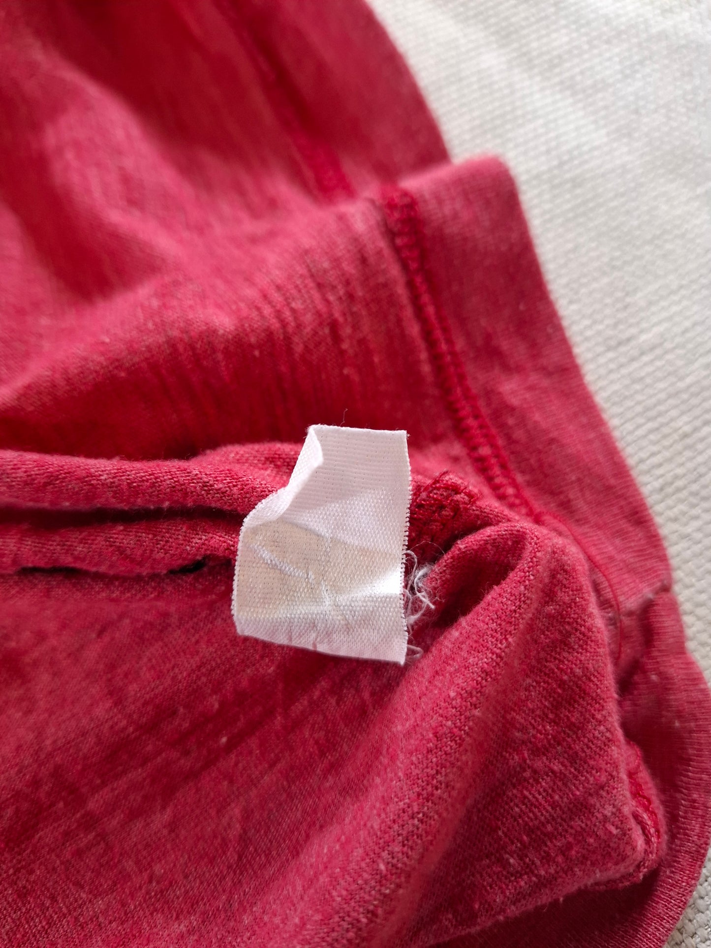 001142 Levi's T-shirt size L Red