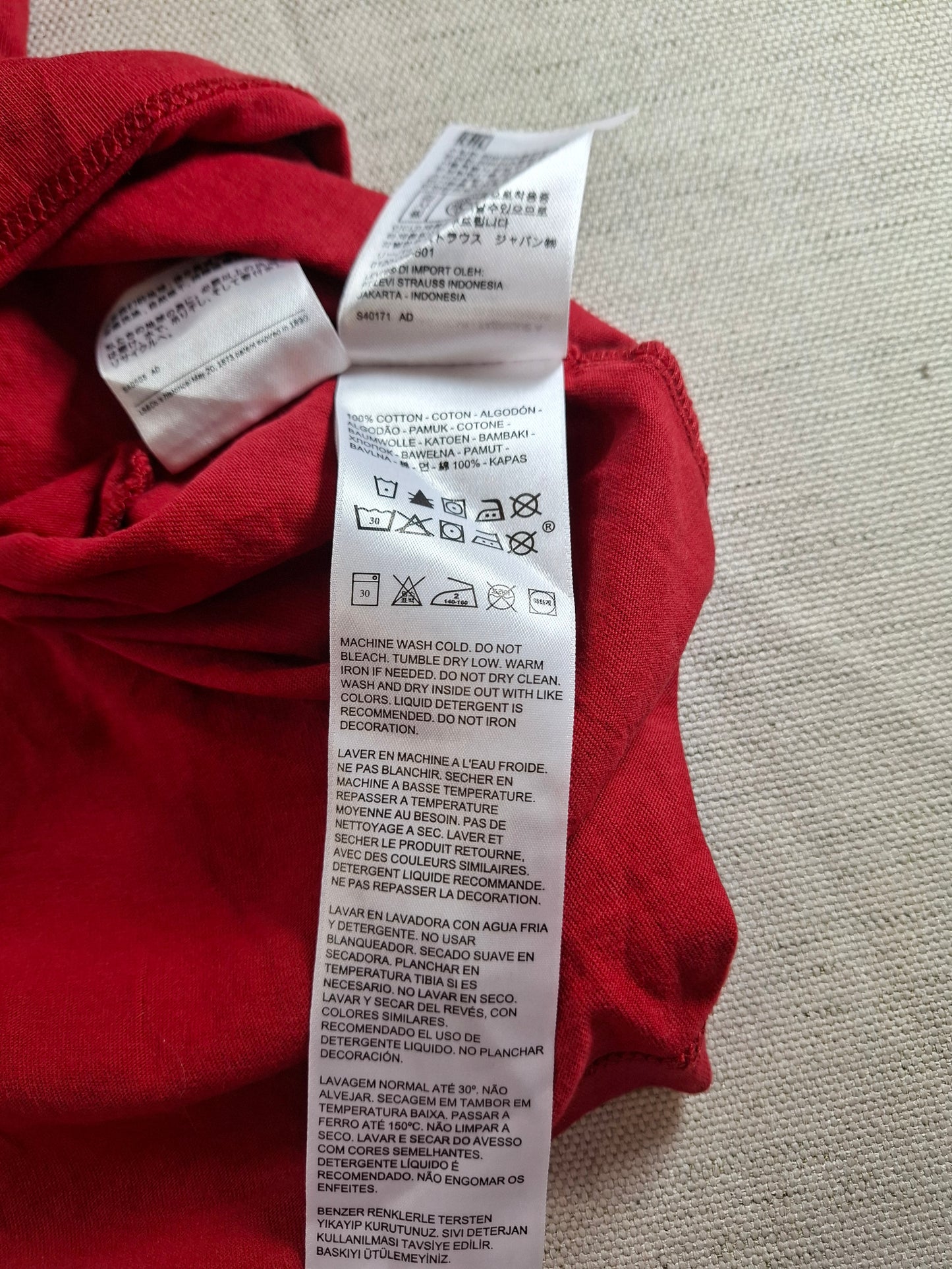 001133 Levi's T-shirt size XL Red