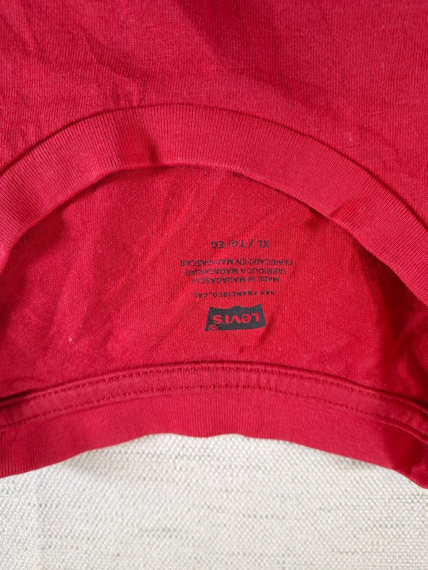 001133 Levi's T-shirt size XL Red