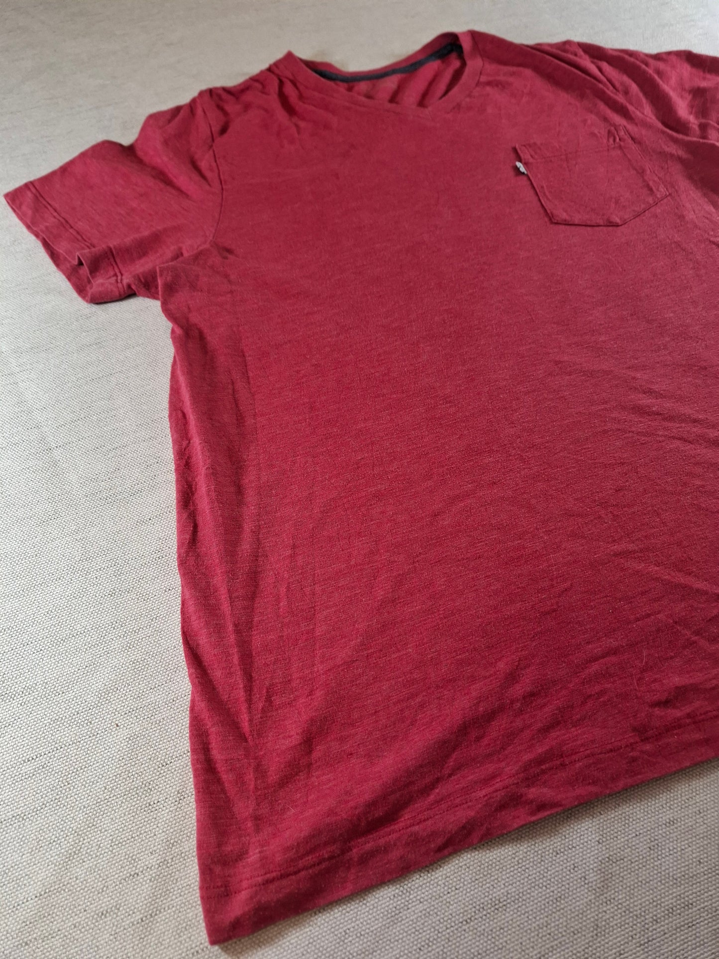 001142 Levi's T-shirt size L Red