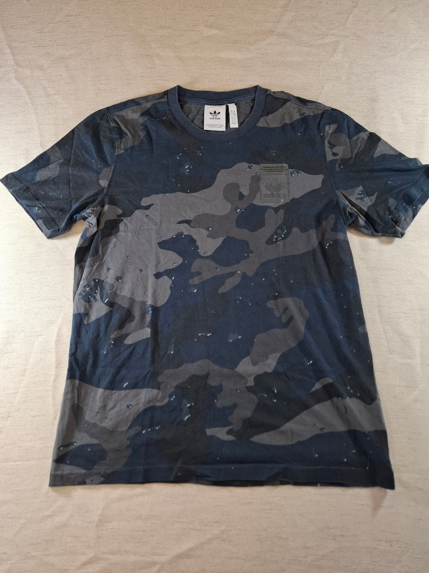 000122 – Adidas T-Shirt – Camo, Size M
