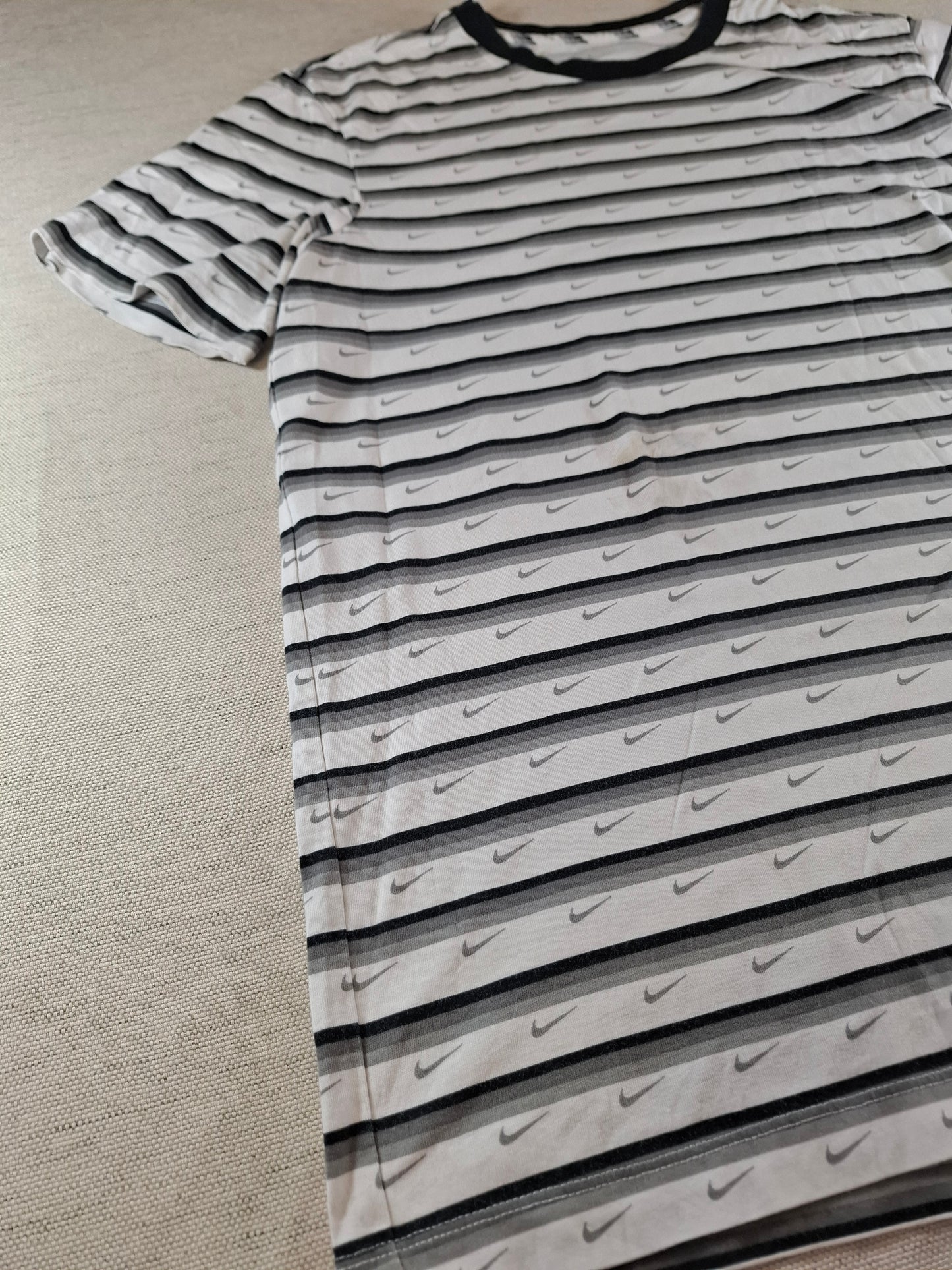001132 Nike T-shirt size L Grey/ Black/ White + swoosh all over the shirt.