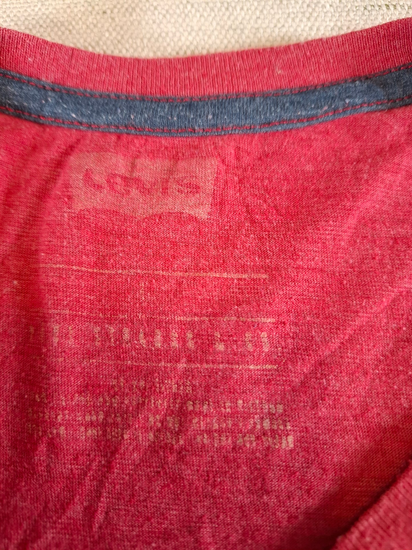 001142 Levi's T-shirt size L Red