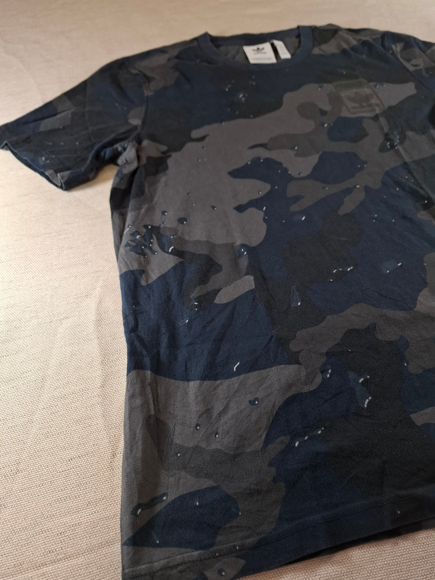 000122 – Adidas T-Shirt – Camo, Size M