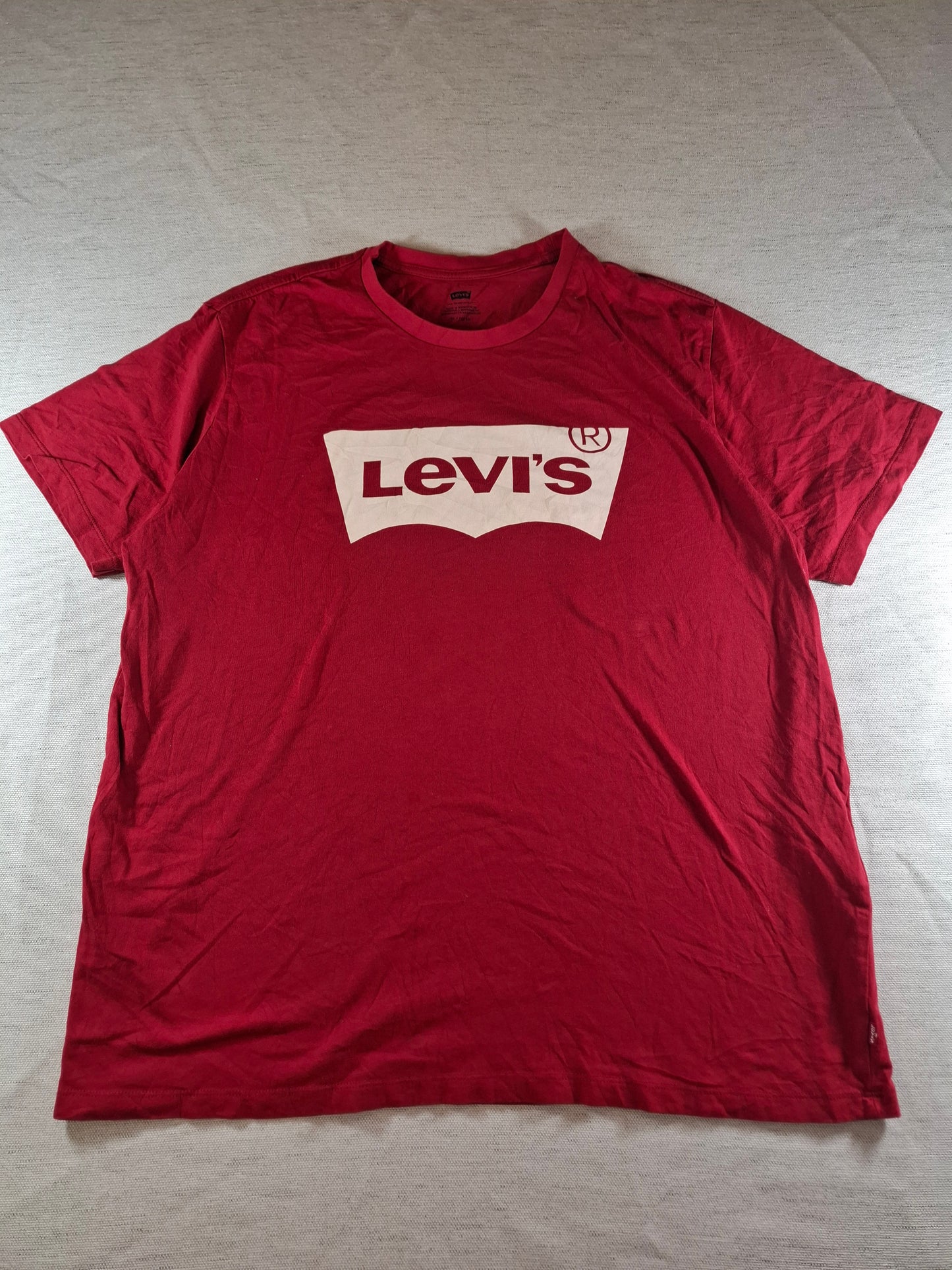 001133 Levi's T-shirt size XL Red
