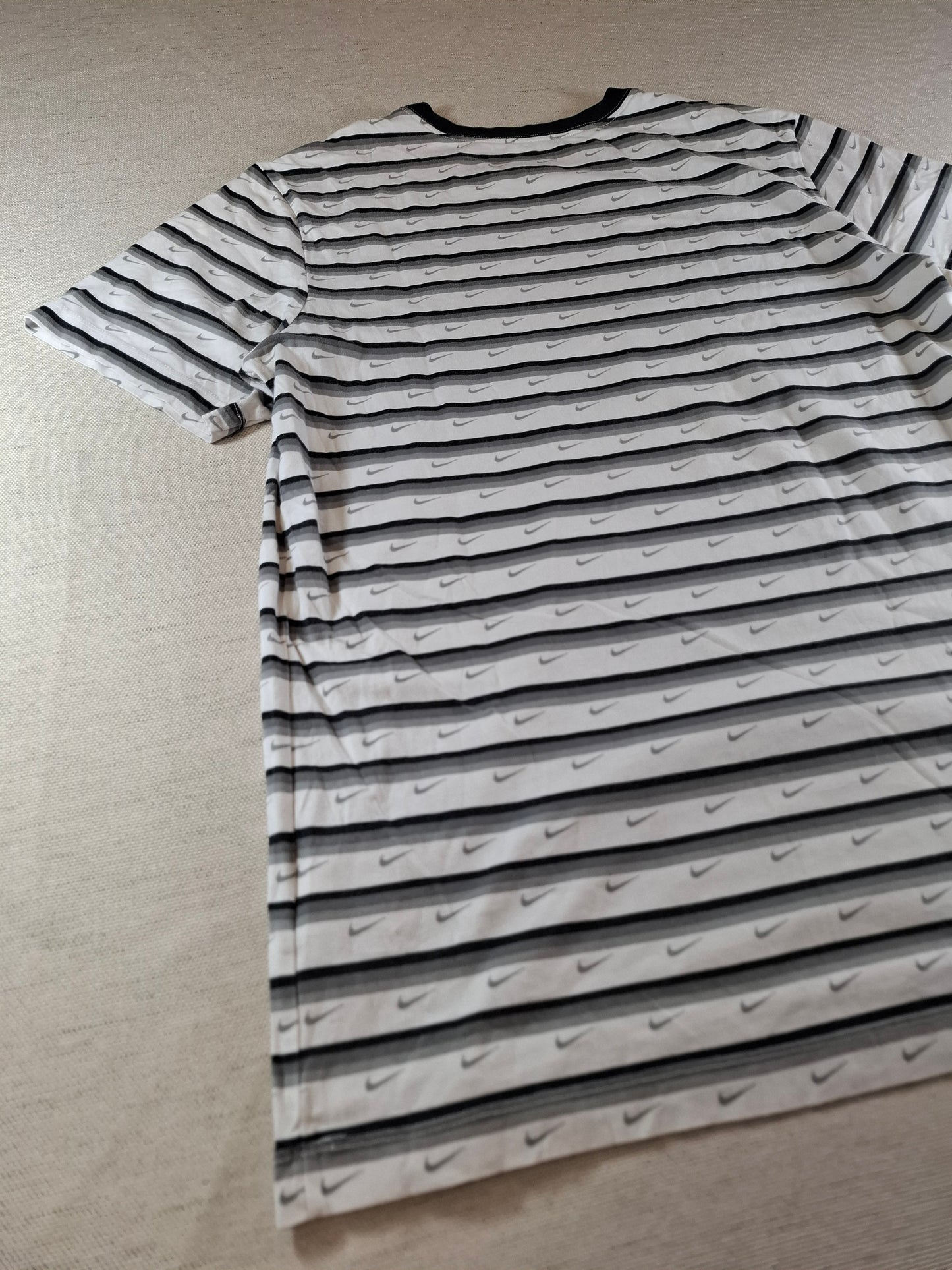 001132 Nike T-shirt size L Grey/ Black/ White + swoosh all over the shirt.