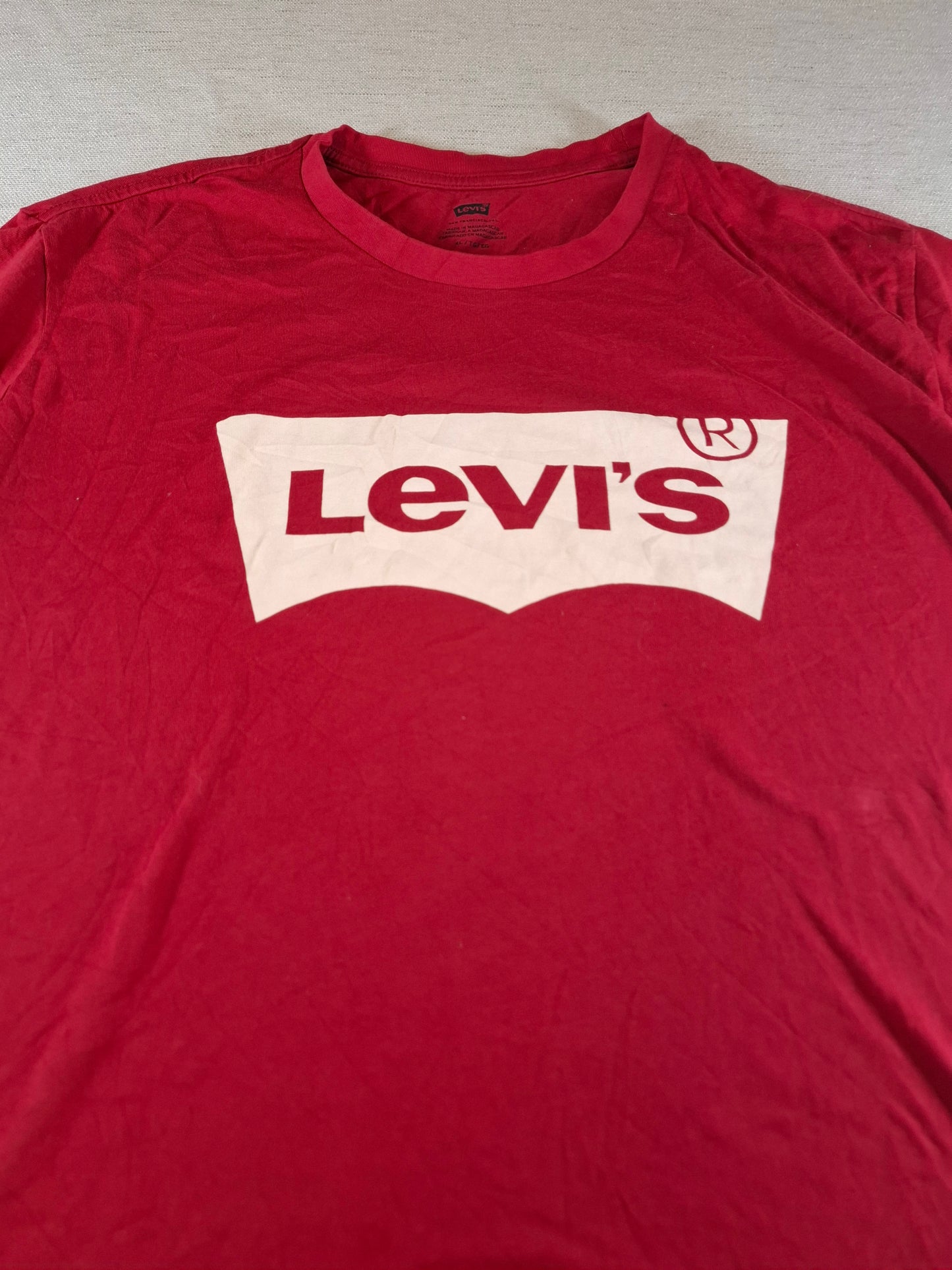 001133 Levi's T-shirt size XL Red