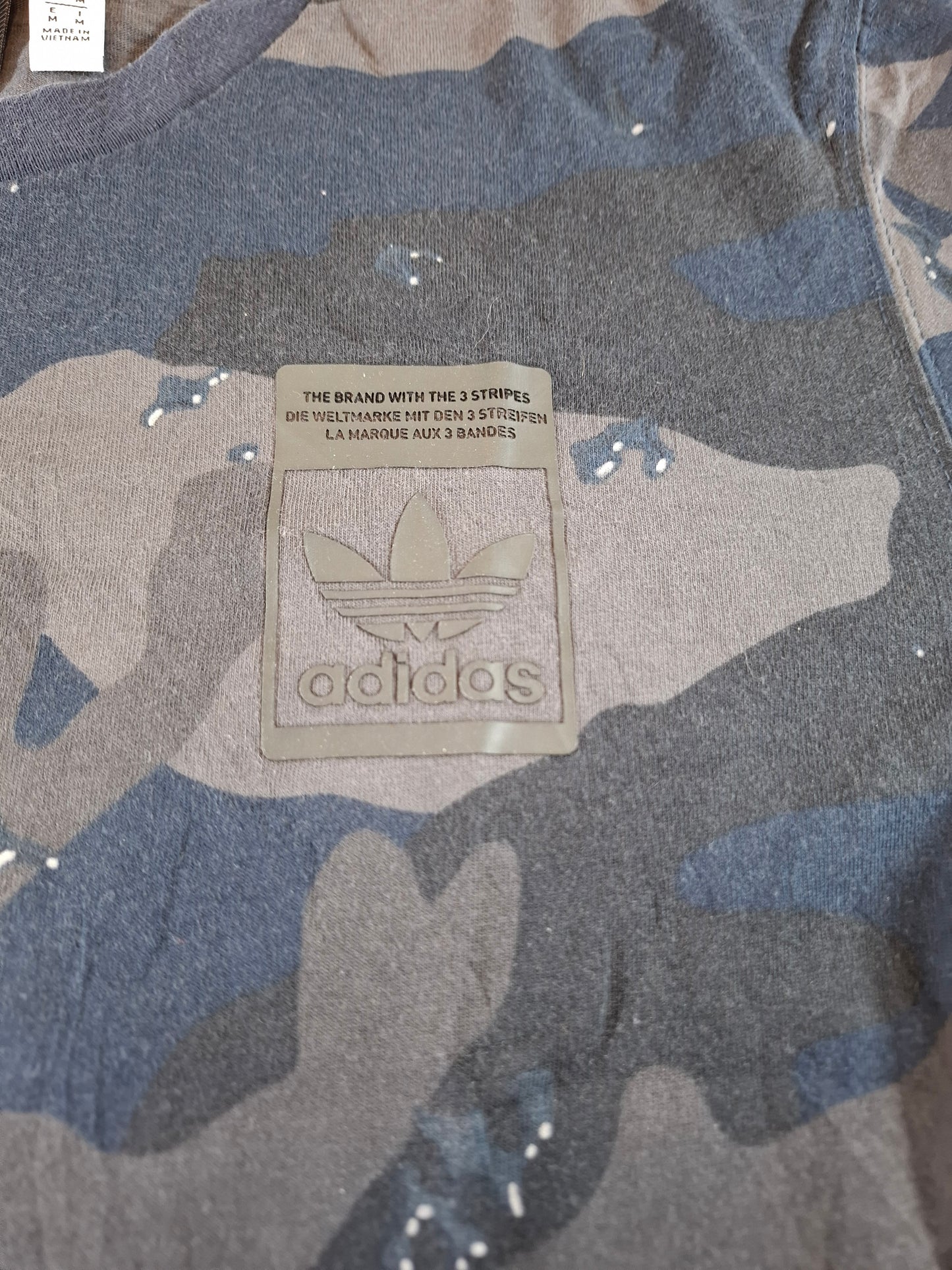 000122 – Adidas T-Shirt – Camo, Size M