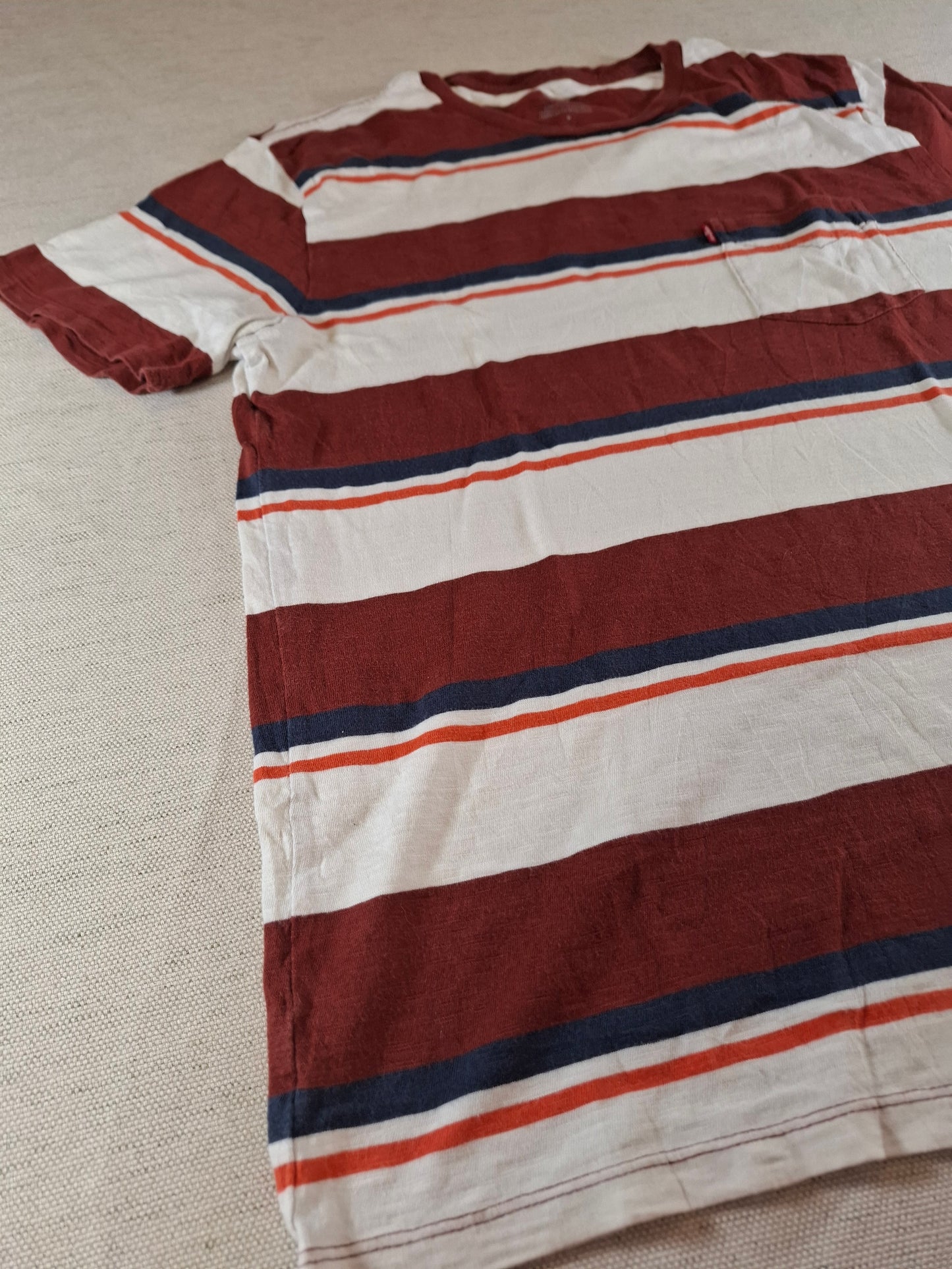 001138 Levi's T-shirt size M Burgundy/ White/ Blue/ Orange striped