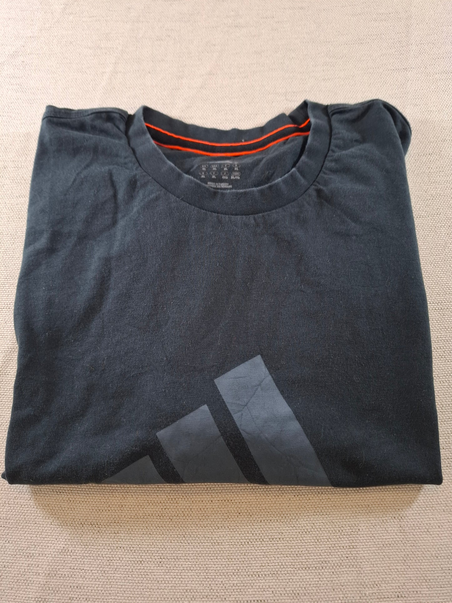 000946 Adidas T-shirt size XL Black