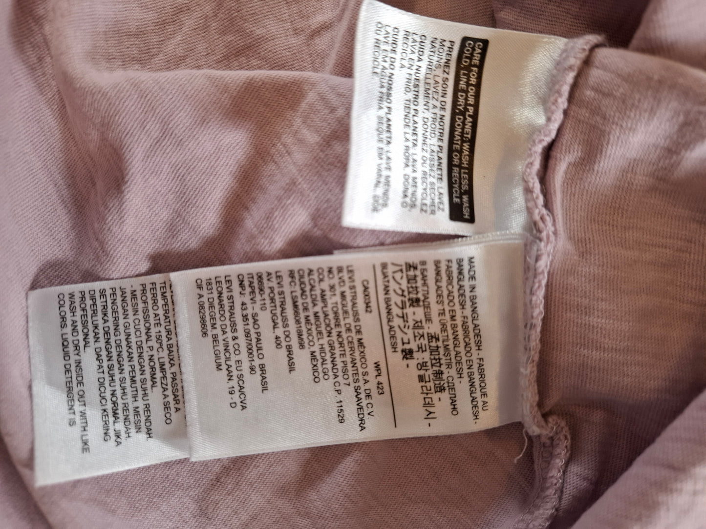 001139 Levi's T-shirt size L Lila